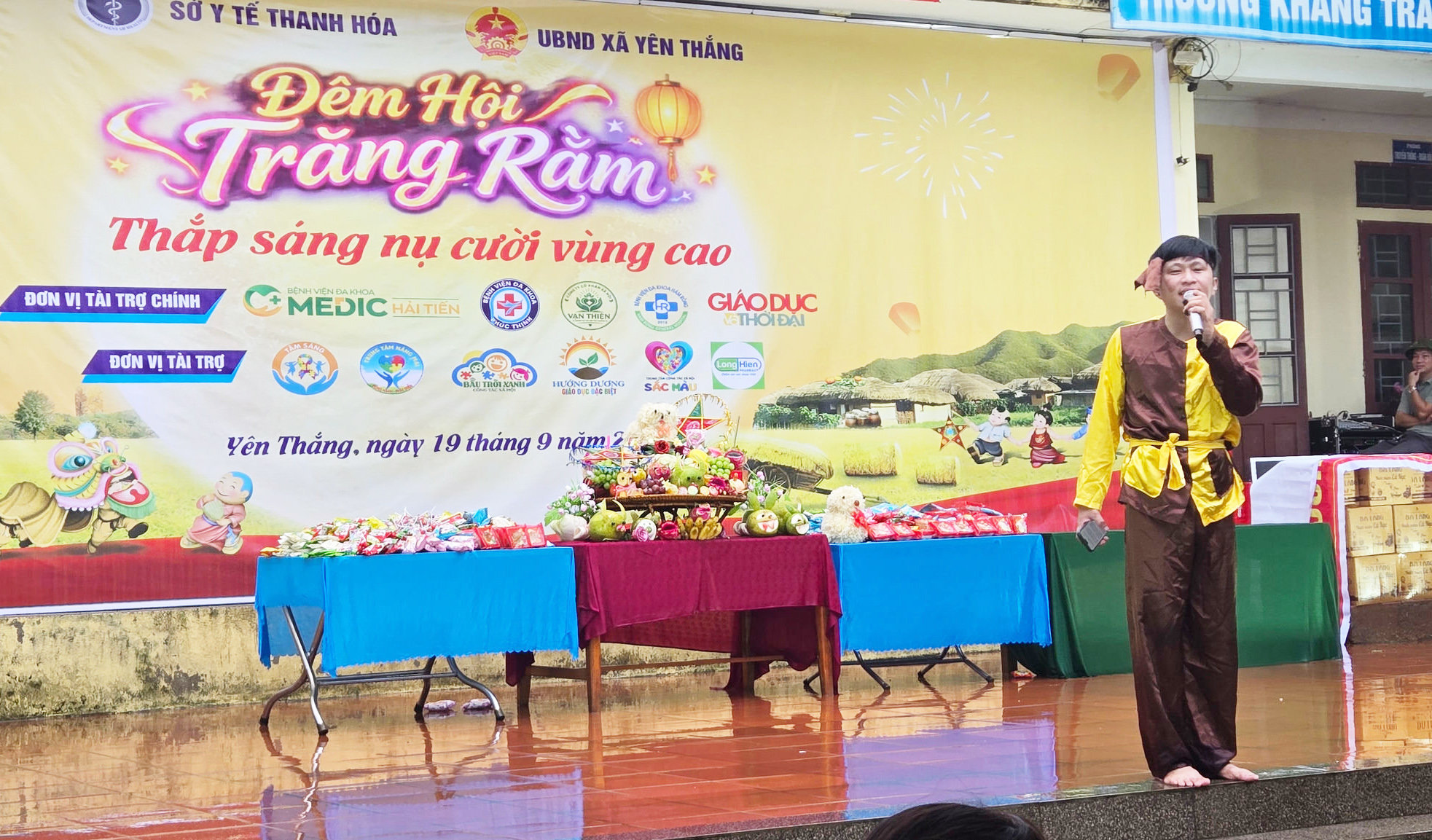 Học sinh vùng cao Thanh Hóa lần đầu ăn Buffet đón Trung thu 