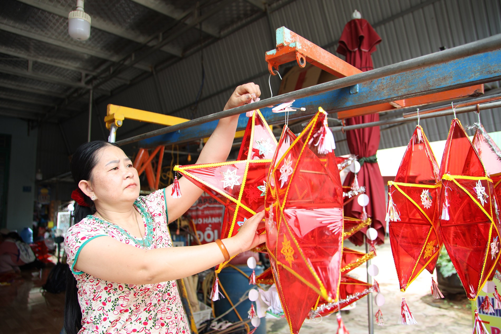 Giữa muôn vàn đồ chơi hiện đại, chiếc đèn ông sao vẫn có sức hấp dẫn riêng với trẻ nhỏ mỗi Tết Trung thu