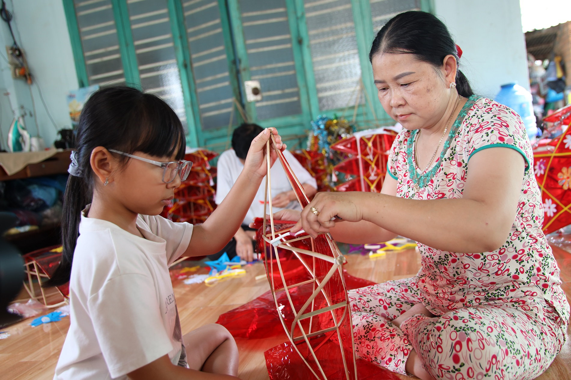 Mỗi công đoạn làm đèn lồng đều cần sự tỉ mỉ