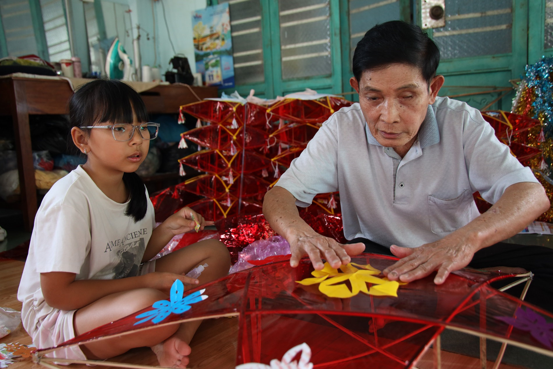 Ông Phan Văn Lợi chỉ các cháu trang trí đèn lồng