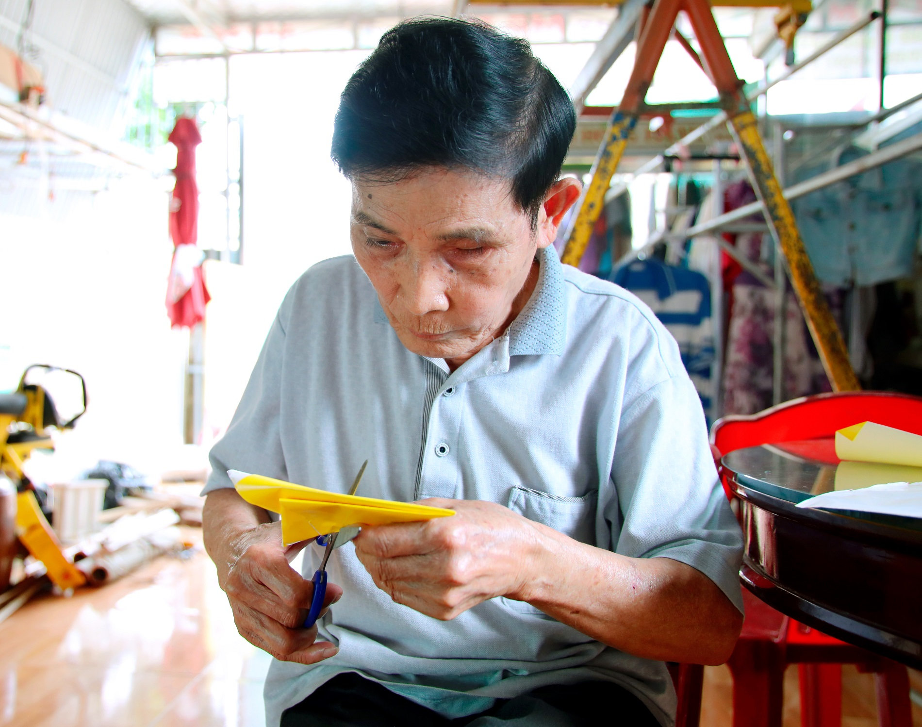 Ông Phan Văn Lợi tỉ mỉ cắt từng hoa văn trang trí
