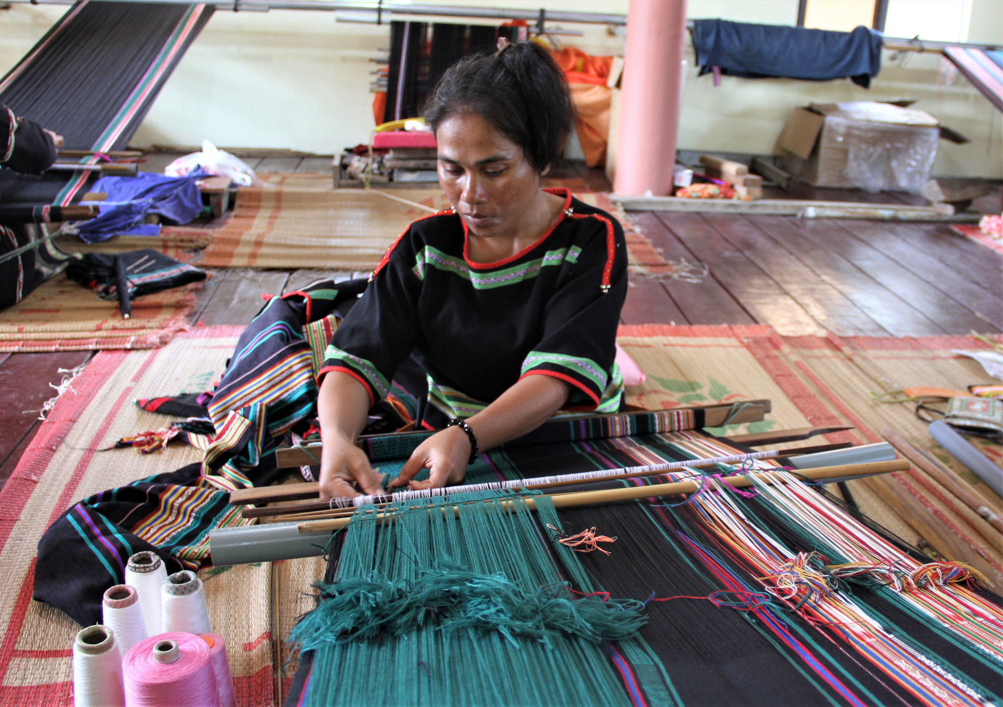 Chị H’Sen Hmôk Du, nghệ nhân của Tổ dệt buôn Juin cẩn thận xếp từng sợ tơ tằm