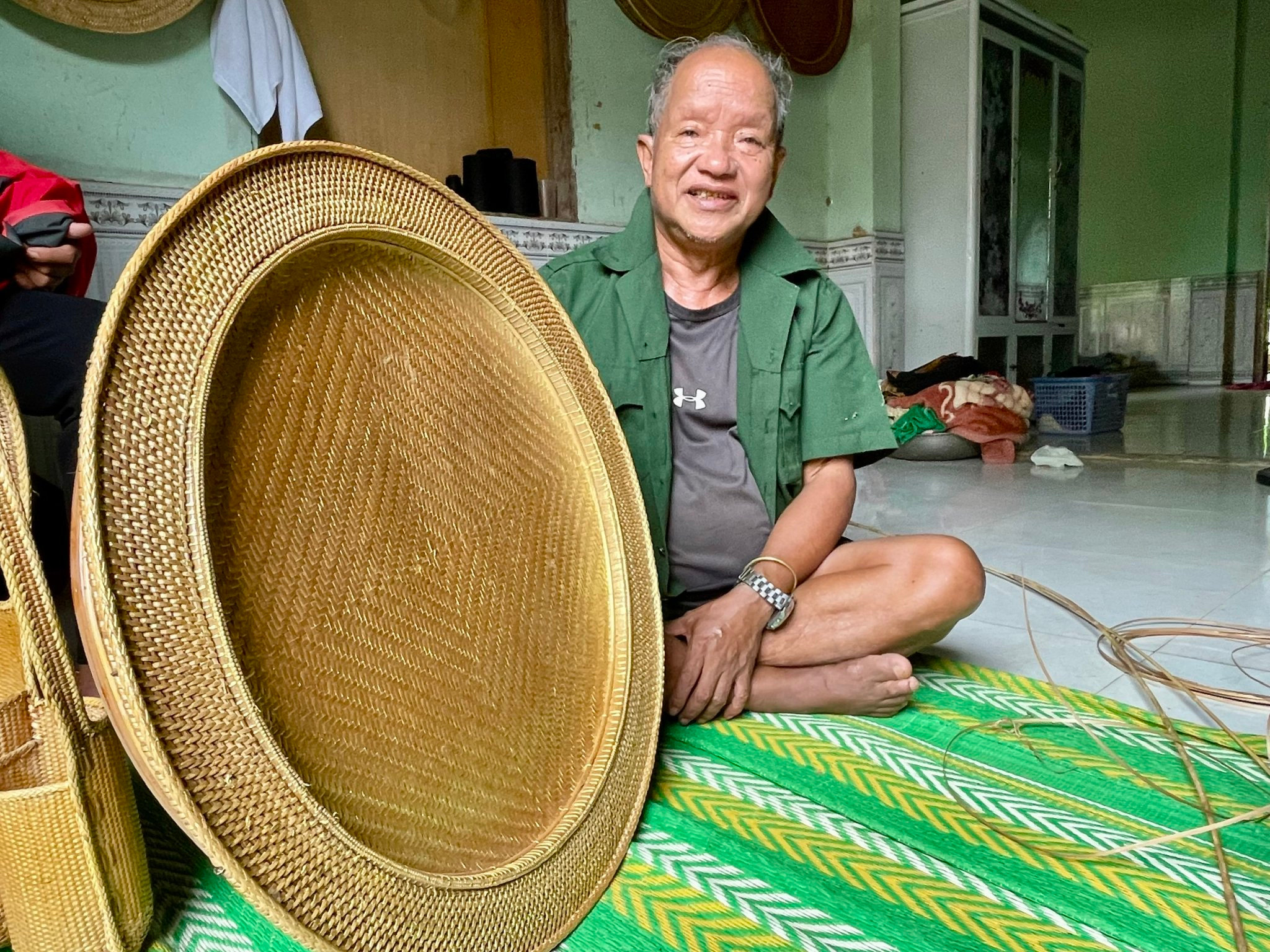 Nghệ nhân 84 tuổi giữ nghề đan lát của đồng bào Cơ Tu 
