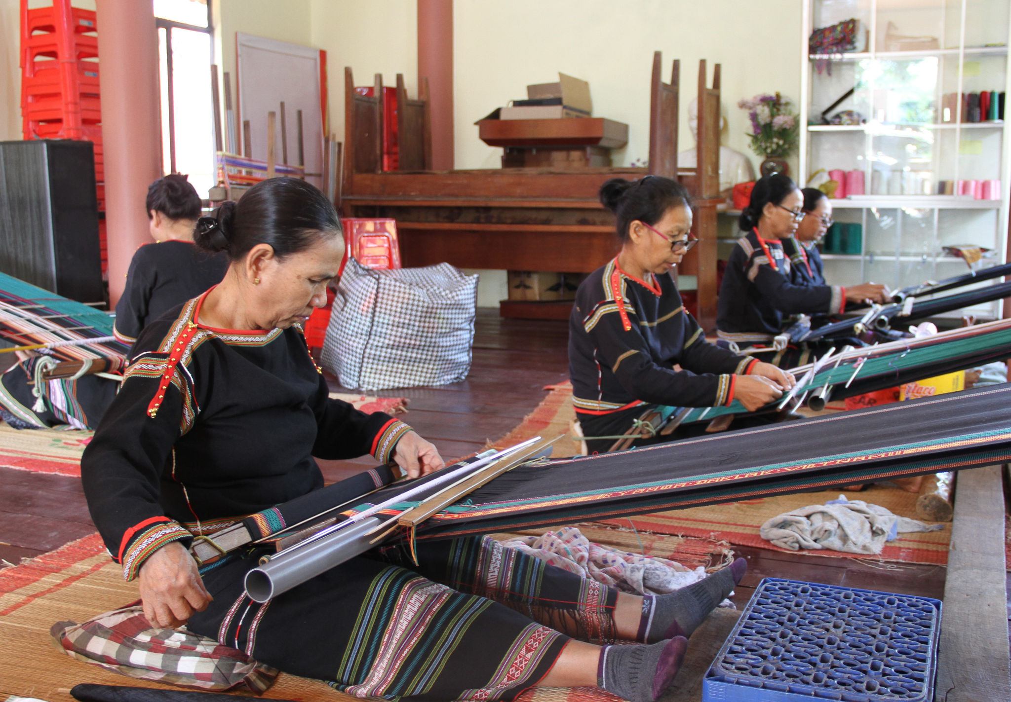 Nghệ nhân Tổ dệt buôn Juin dệt bằng sợi tự nhiên