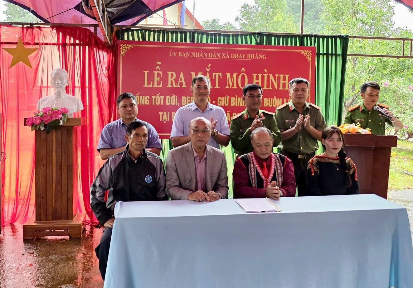 “Sống tốt đời, đẹp đạo - Giữ bình yên buôn làng” 