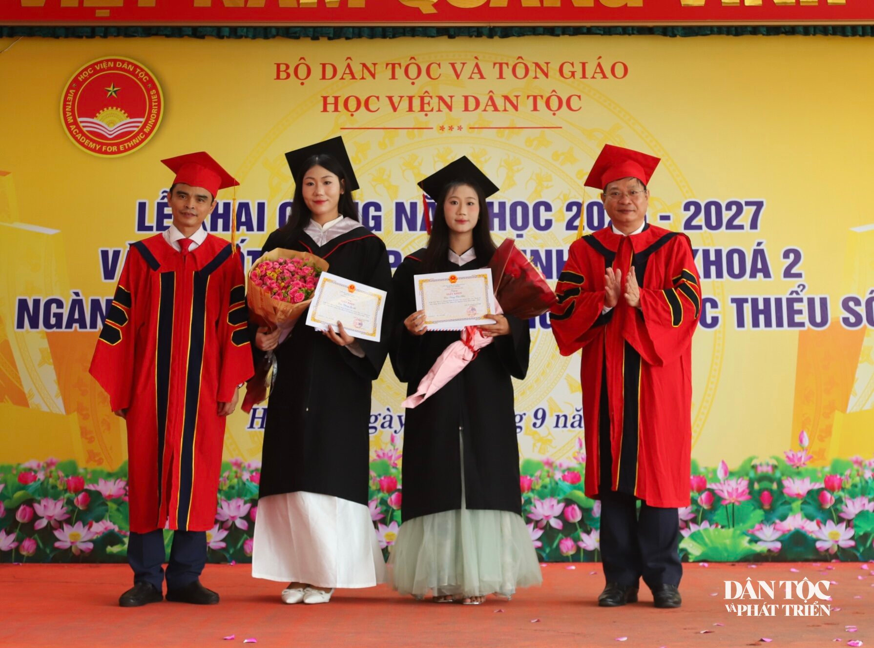 Đầu tháng 9 vừa qua, Thàng Gạ Lớ (trái) và Vàng Thị Mai đã nỗ lực vươn lên thành đồng Thủ khoa đầu ra của Học viện Dân tộc. Ảnh: Tuấn Ninh