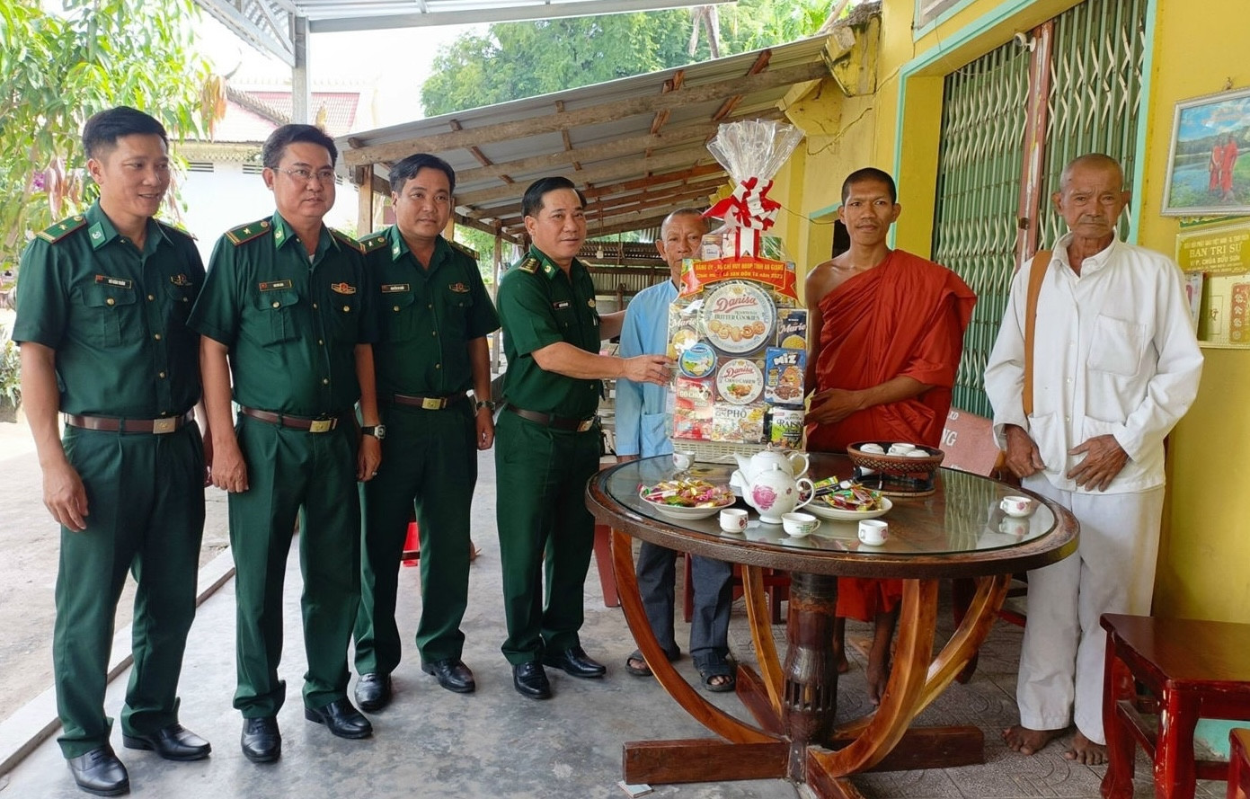 Quan tâm, thăm hỏi và cung cấp thông tin để các vị chức sắc tôn giáo tuyên truyền lại cho đồng bào khu vực biên giới - trong ảnh: Đại tá Nguyễn Văn Hiệp, Chính ủy Ban Chỉ huy BĐBP An Giang trao quà đến trụ trì chùa Khmer khu vực biên giới. Ảnh: Tuấn Kiệt