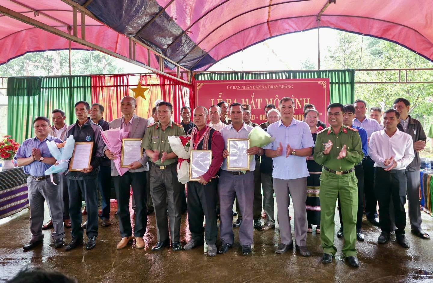 Ra mắt mô hình “Sống tốt đời, đẹp đạo - Giữ bình yên buôn làng” buôn Ea Khít.