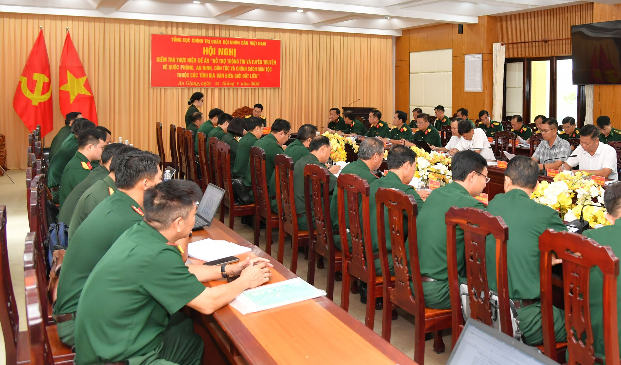 Đoàn công tác Trung ương và đại biểu 4 tỉnh biên giới đất liền dự hội nghị tại An Giang. Ảnh: Hữu Tài