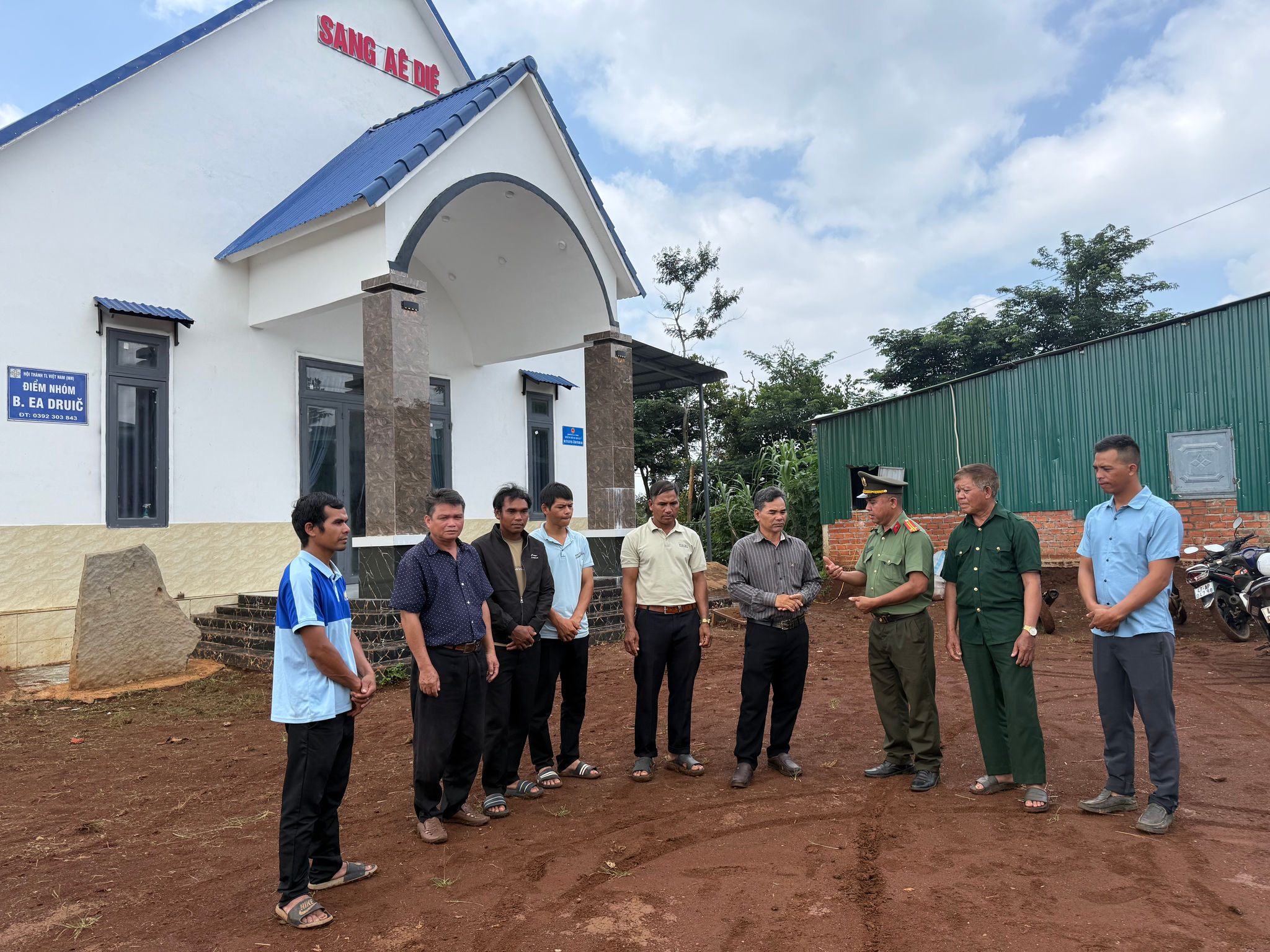 Anh Y Khuyên Mlô đồng hành cùng chính quyền địa phương, công an tuyên truyền để người dân trở về đúng đức tin