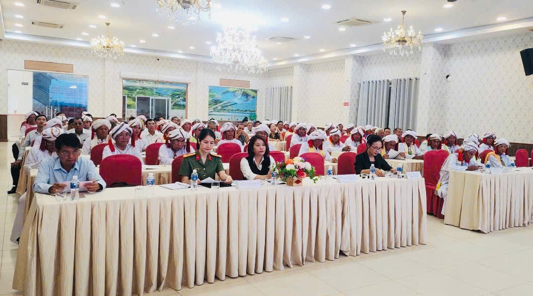 Ban Tôn giáo Chính phủ phối hợp Sở Dân tộc và Tôn giáo tỉnh Lâm Đồng tổ chức hội nghị hướng dẫn hoạt động tôn giáo và phòng, chống rửa tiền cho chức sắc, chức việc, tín đồ Hồi giáo Bàni. Ảnh: Sở DTTG