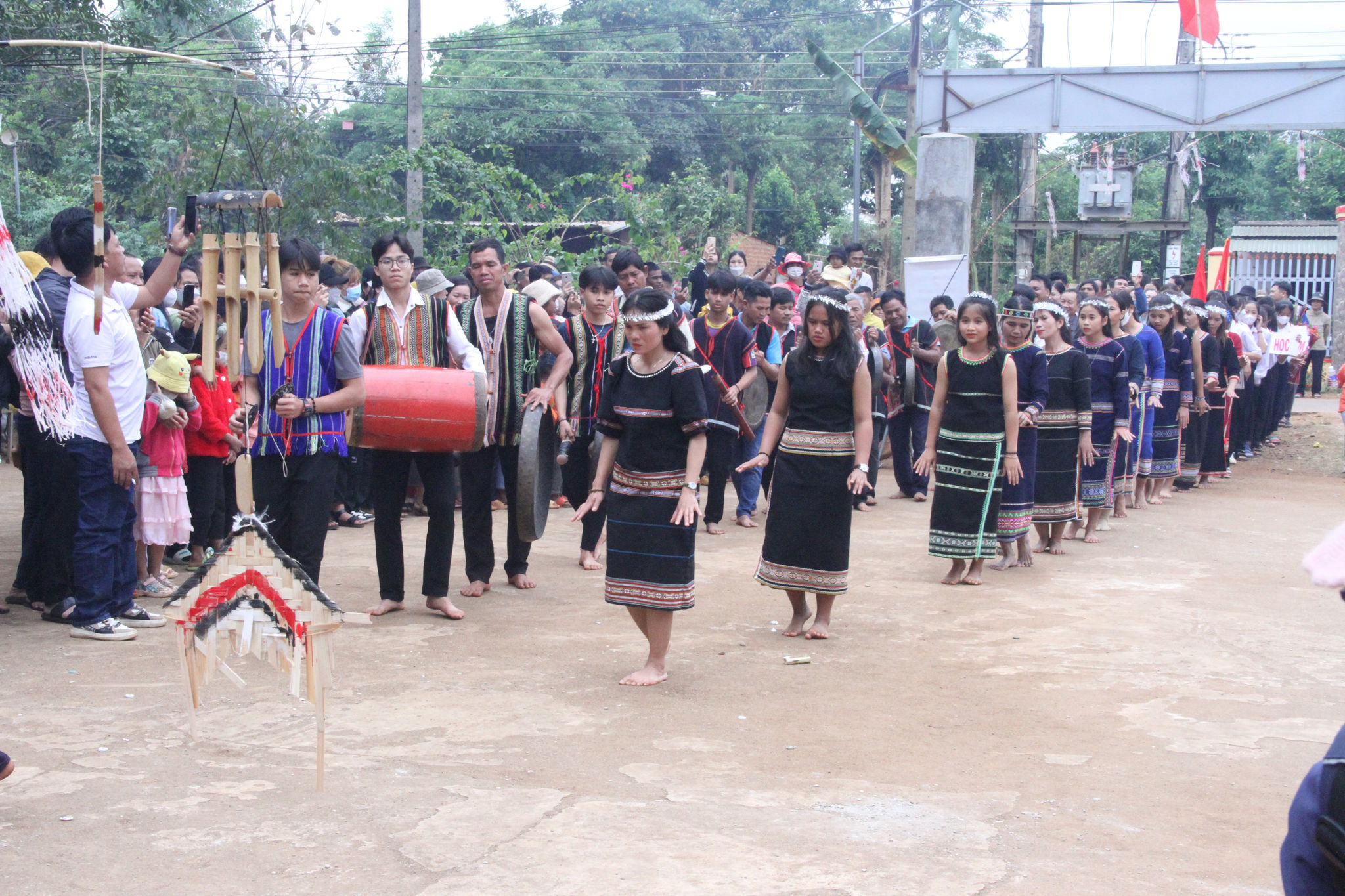 Không chỉ đời sống vật chất được cải thiện, người dân Kon H’rinh còn chú trọng gìn giữ văn hóa truyền thống