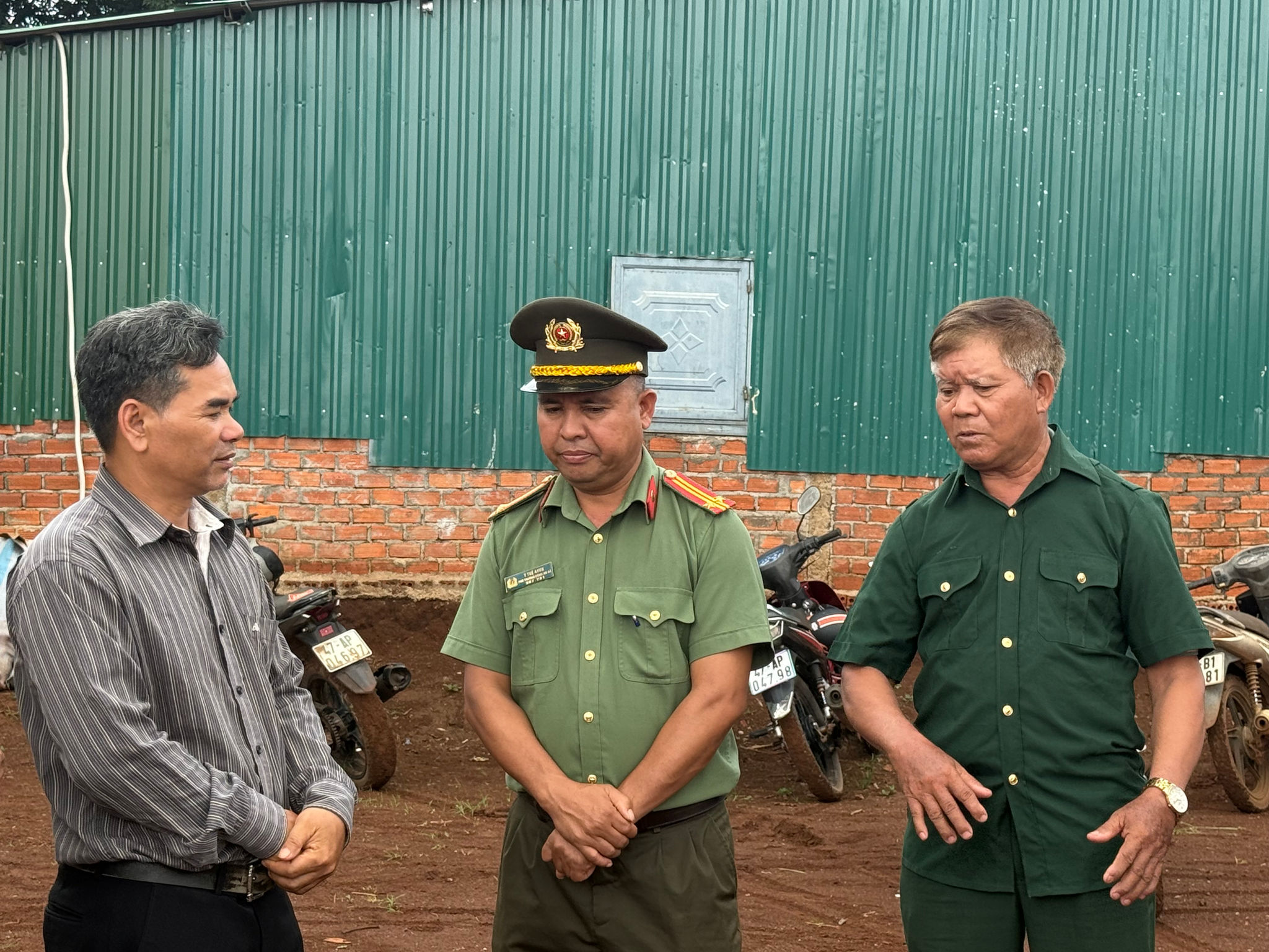Trung tá Y Tuệ Niê, Phó trưởng Công an xã Cư Pơng cùng Người có uy tín, trưởng buôn thăm điểm nhóm Tin lành