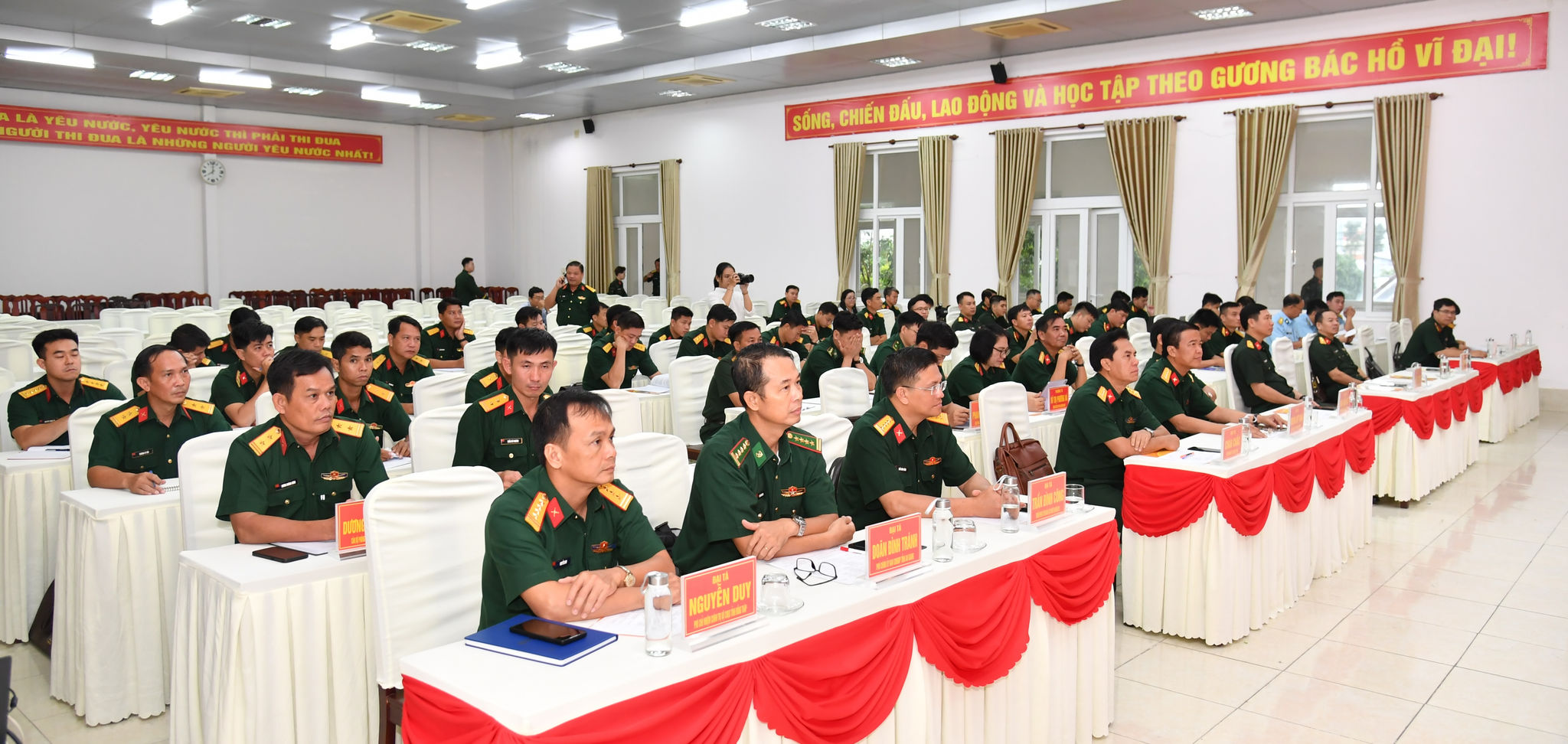 Đại biểu các tỉnh đơn vị biên giới đất liền thuộc Quân khu 7, Quân khu 9, Quân chủng Phòng không – Không quân; Binh đoàn 16 tham dự buổi khai mạc lớp tập huấn. Ảnh: Hữu Tài
