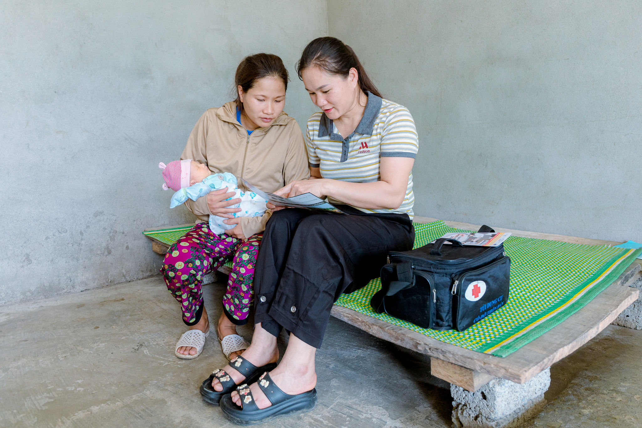 Nữ nhân viên y tế 10 năm đi từng ngõ, gõ cửa từng nhà ở vùng biên Tuyên Quang 