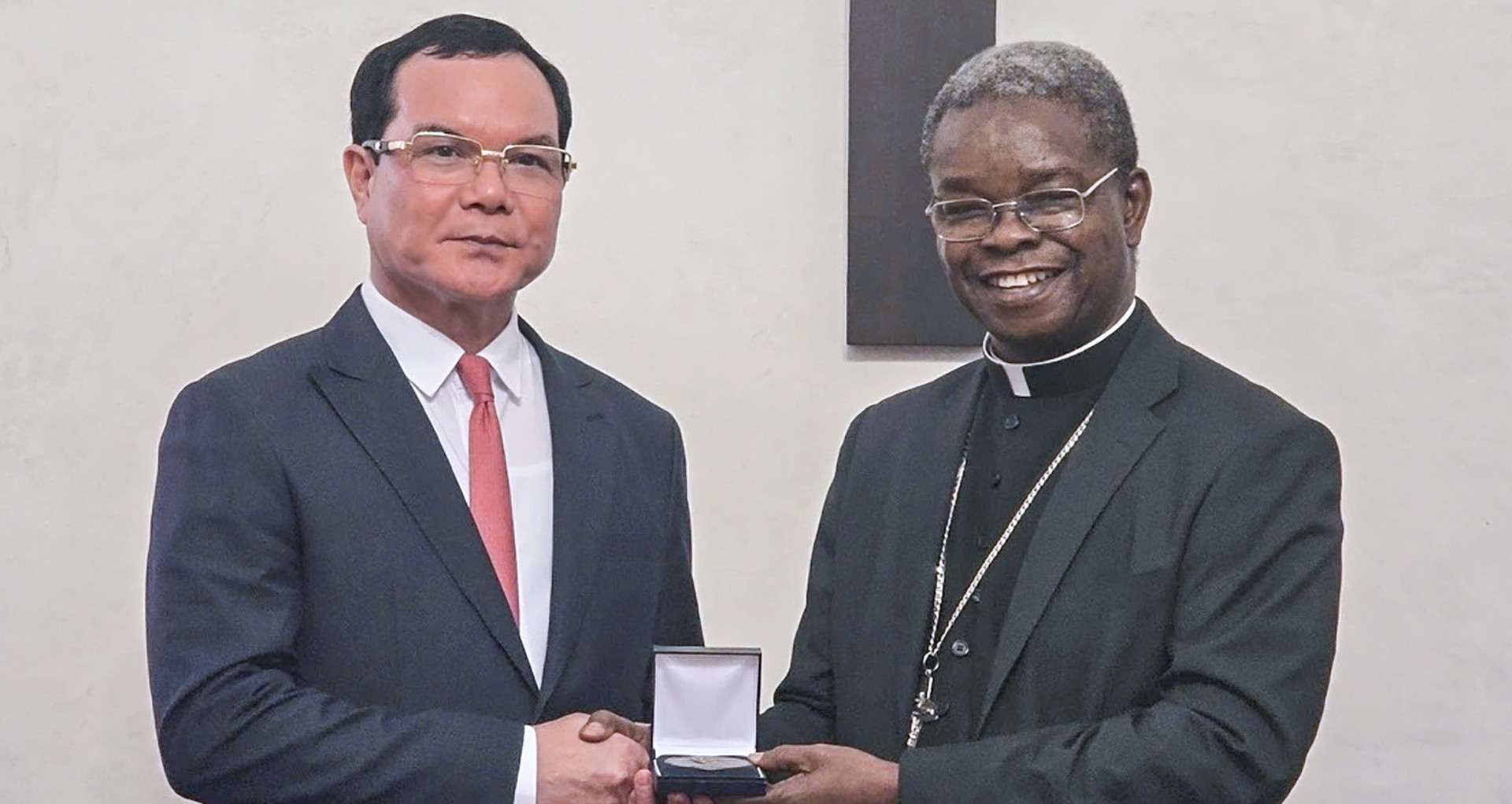Bộ trưởng Dân tộc và Tôn giáo thăm, làm việc tại Bộ Truyền giáo của Tòa thánh Vatican 