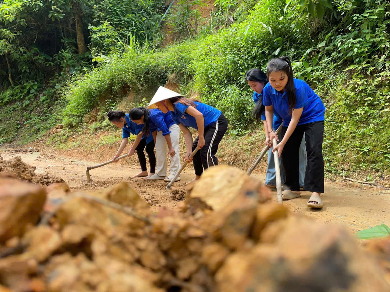 Đoàn viên thanh niên bản Côi xã Lượng Minh ra quân dọn dẹp đường làng, ngõ bản. Ảnh: V.H