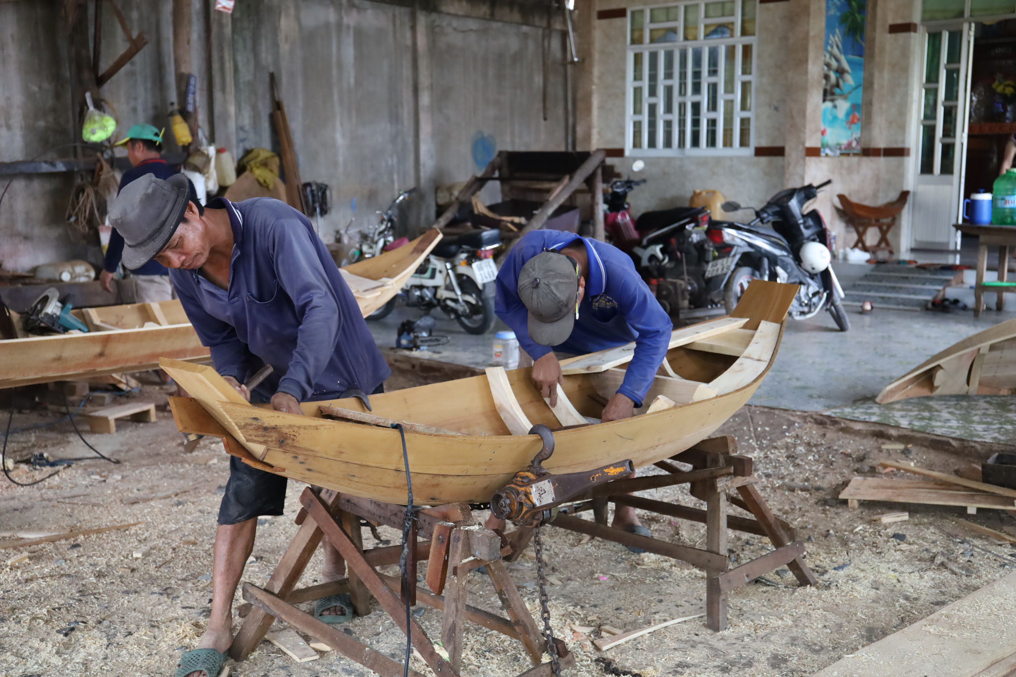 Dọc đường mưu sinh theo mùa nước nổi miền Tây: Làng nghề đóng xuồng, ghe tìm hướng đi mới trước khi bị bỏ quên (Bài 2)