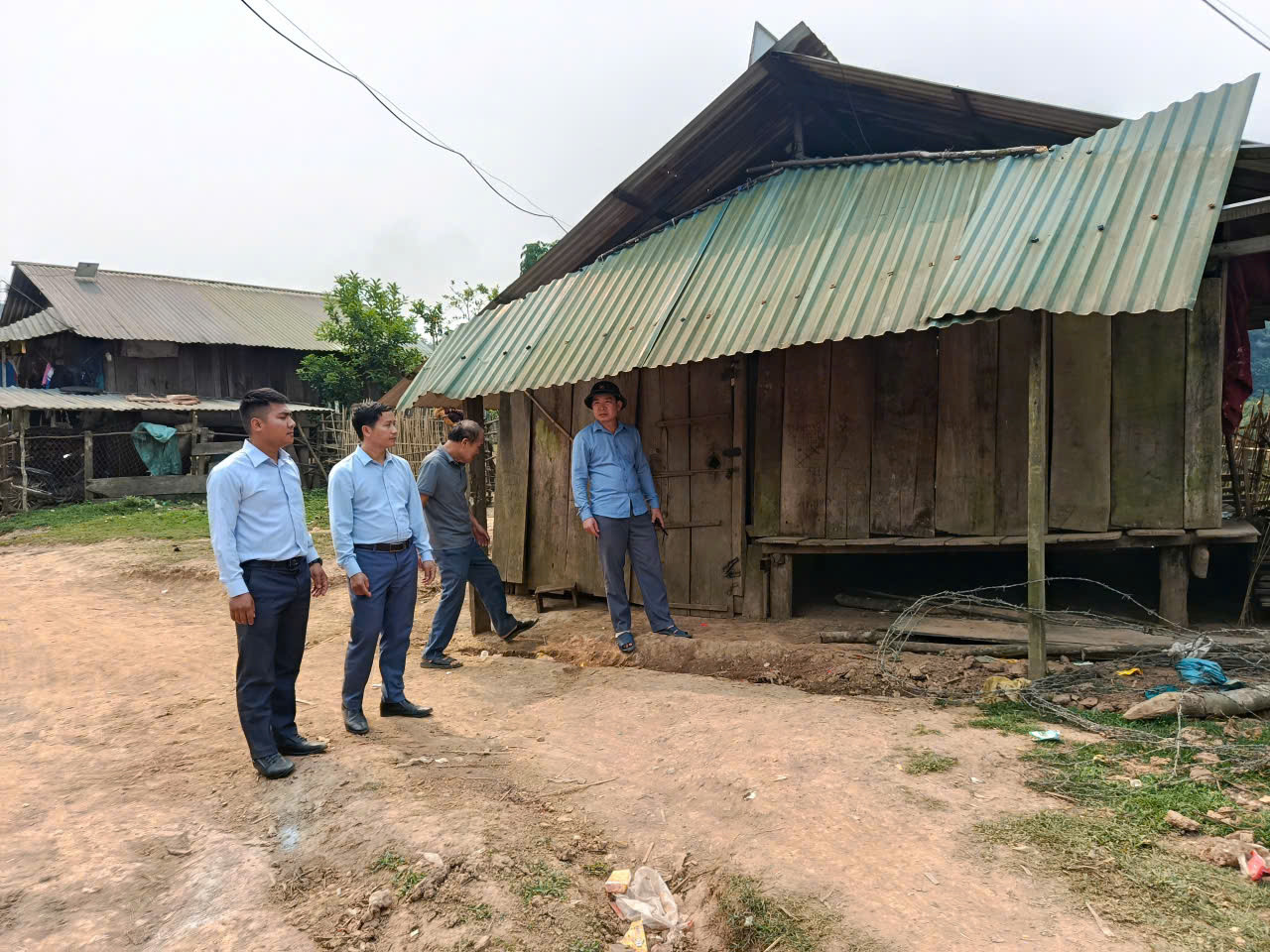 Những ngôi nhà cửa đóng then cài ở bản Kẻo Nam xã Bắc Lý vì người dân đã đi làm thuê. Ảnh: V.P