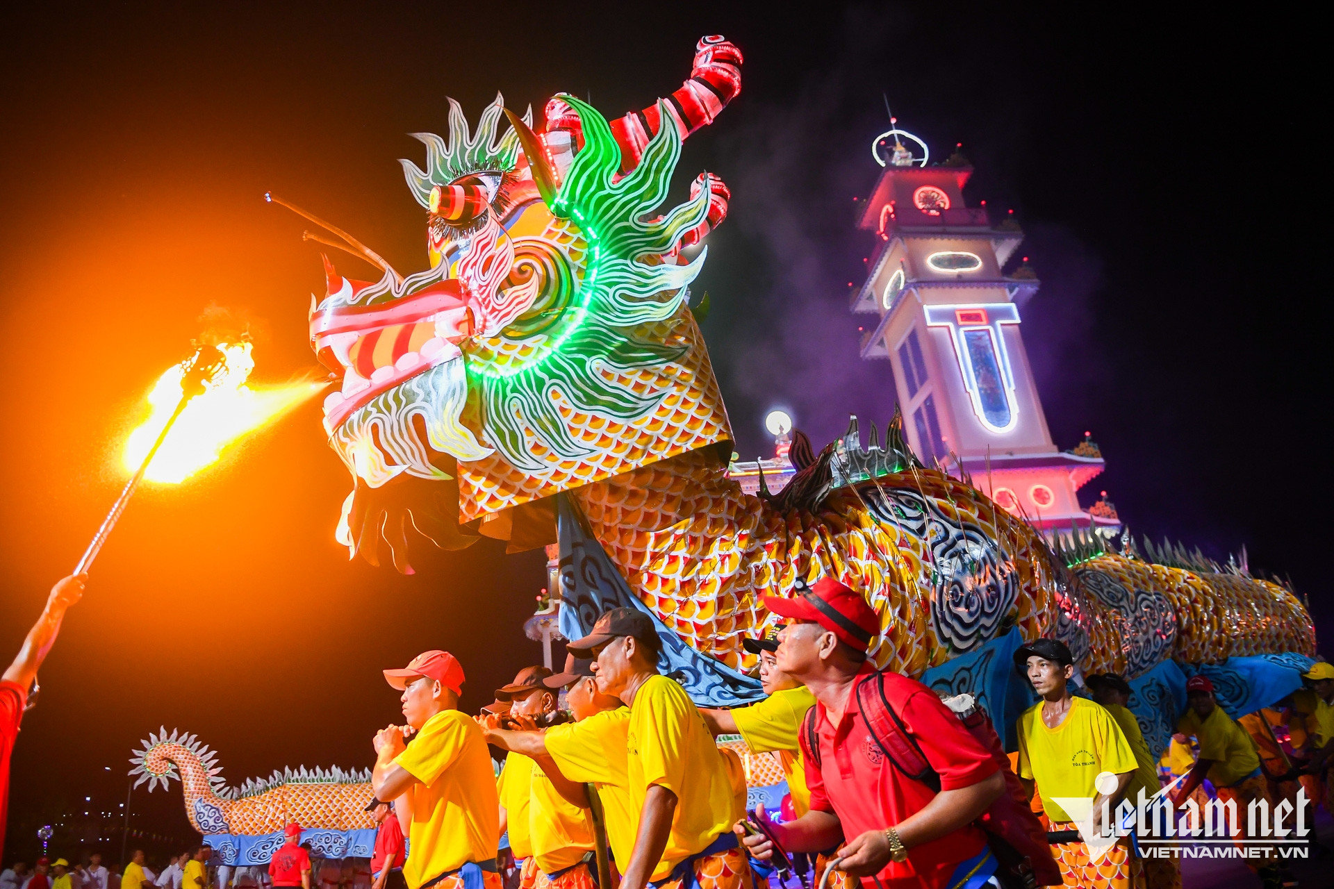 W-đạo cao đài, hội yến Nguyễn Huế 14.jpg