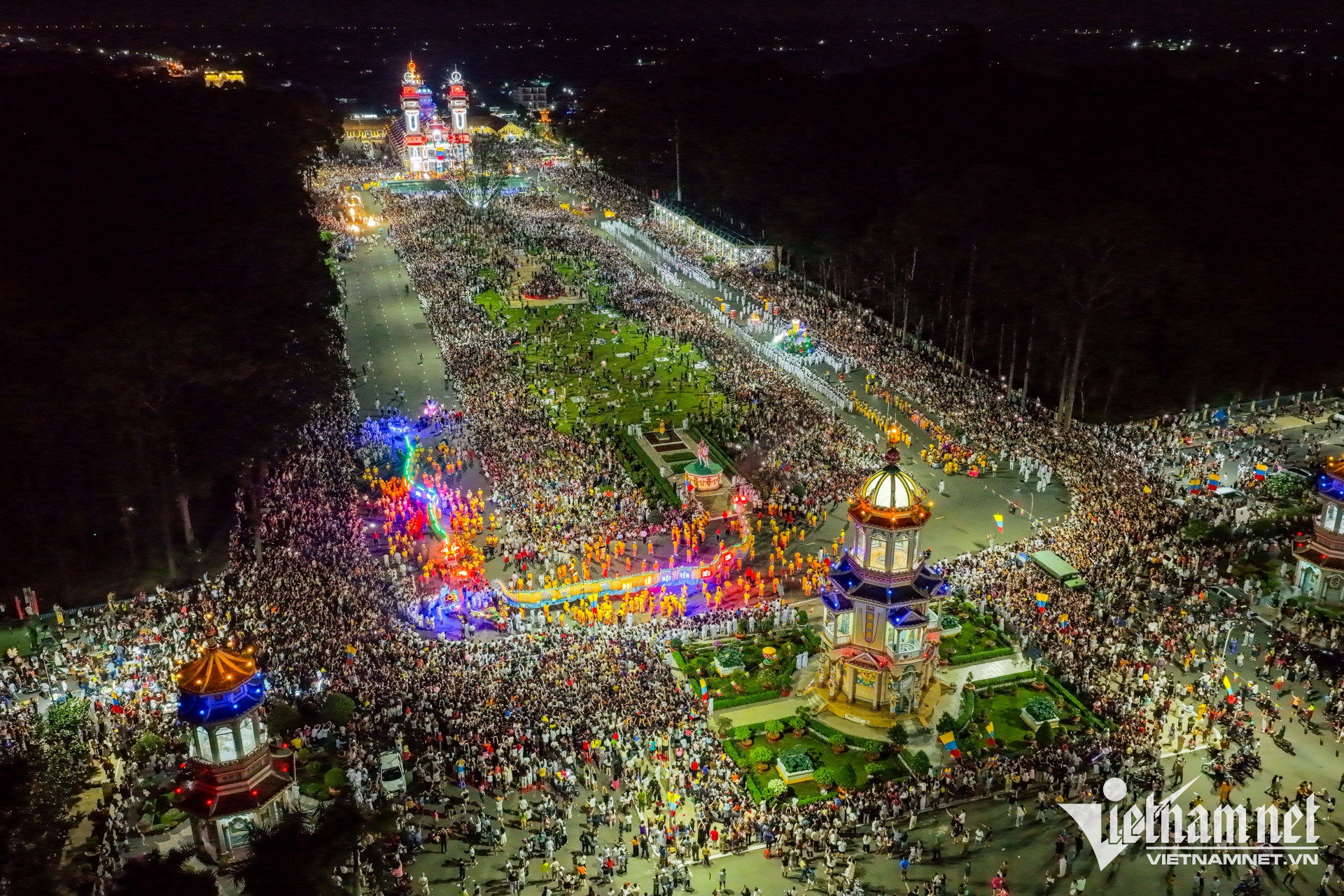 W-đạo cao đài, hội yến Nguyễn Huế 16.jpg