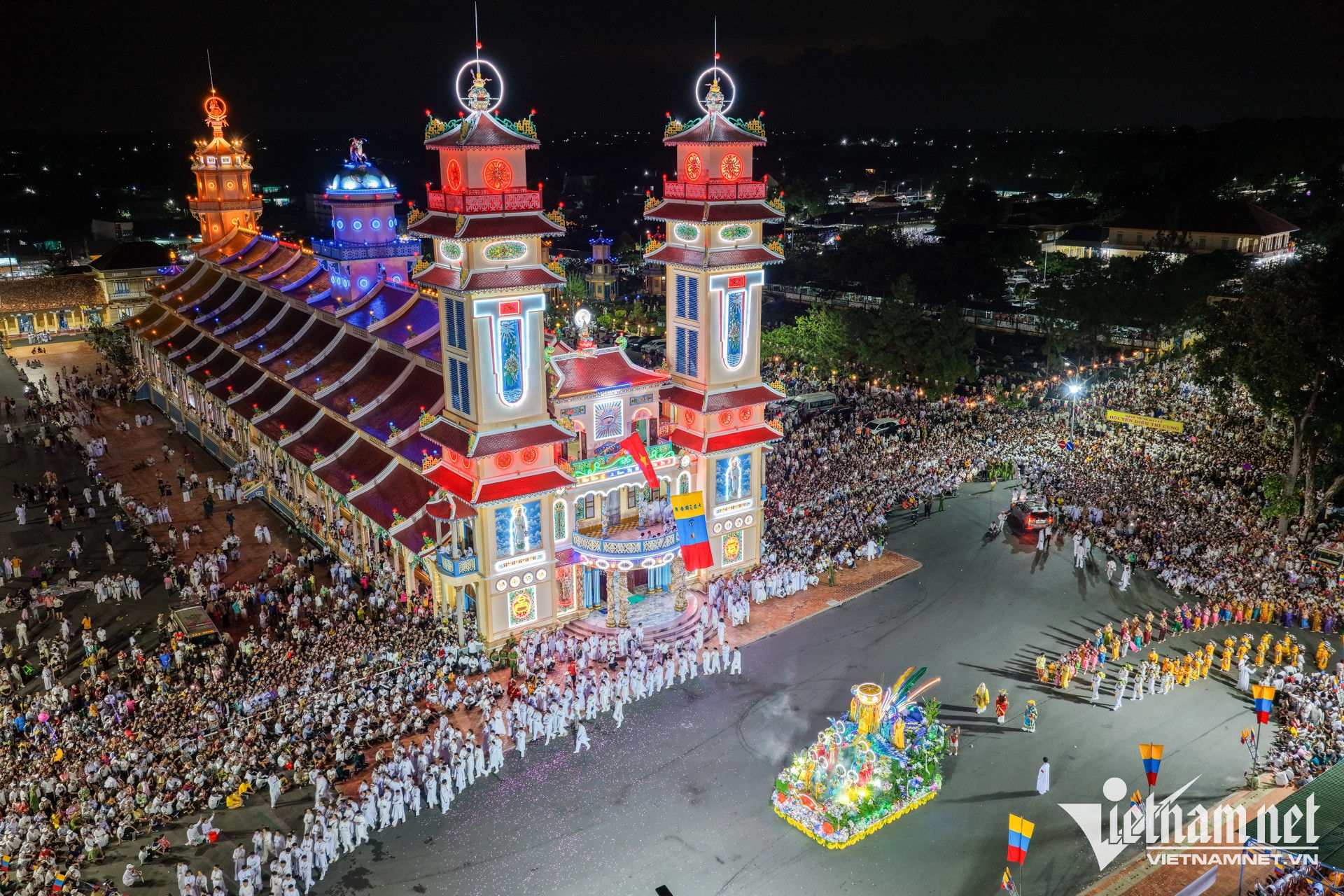 W-đạo cao đài, hội yến Nguyễn Huế 18.jpg