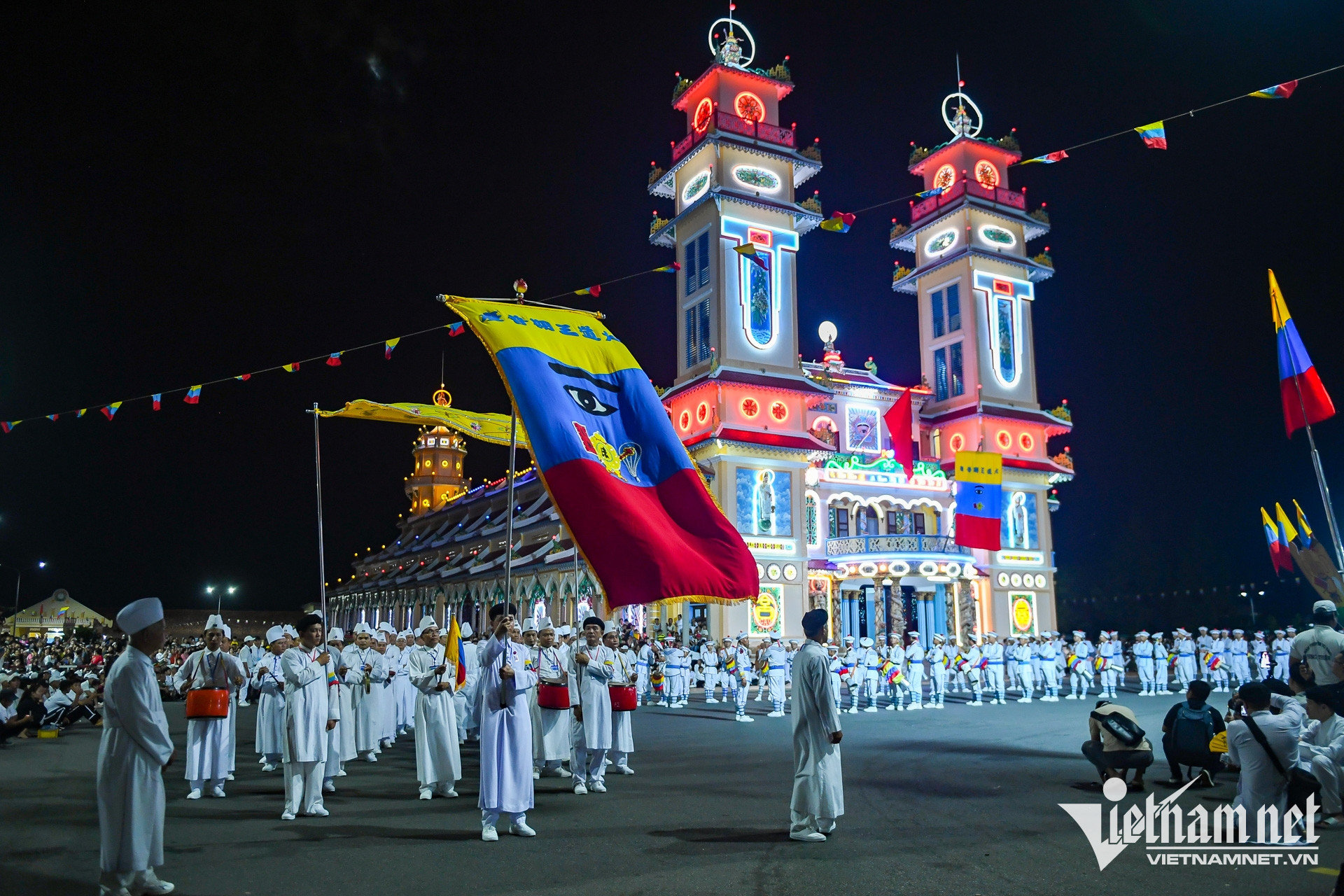 W-đạo cao đài, hội yến Nguyễn Huế 3.jpg
