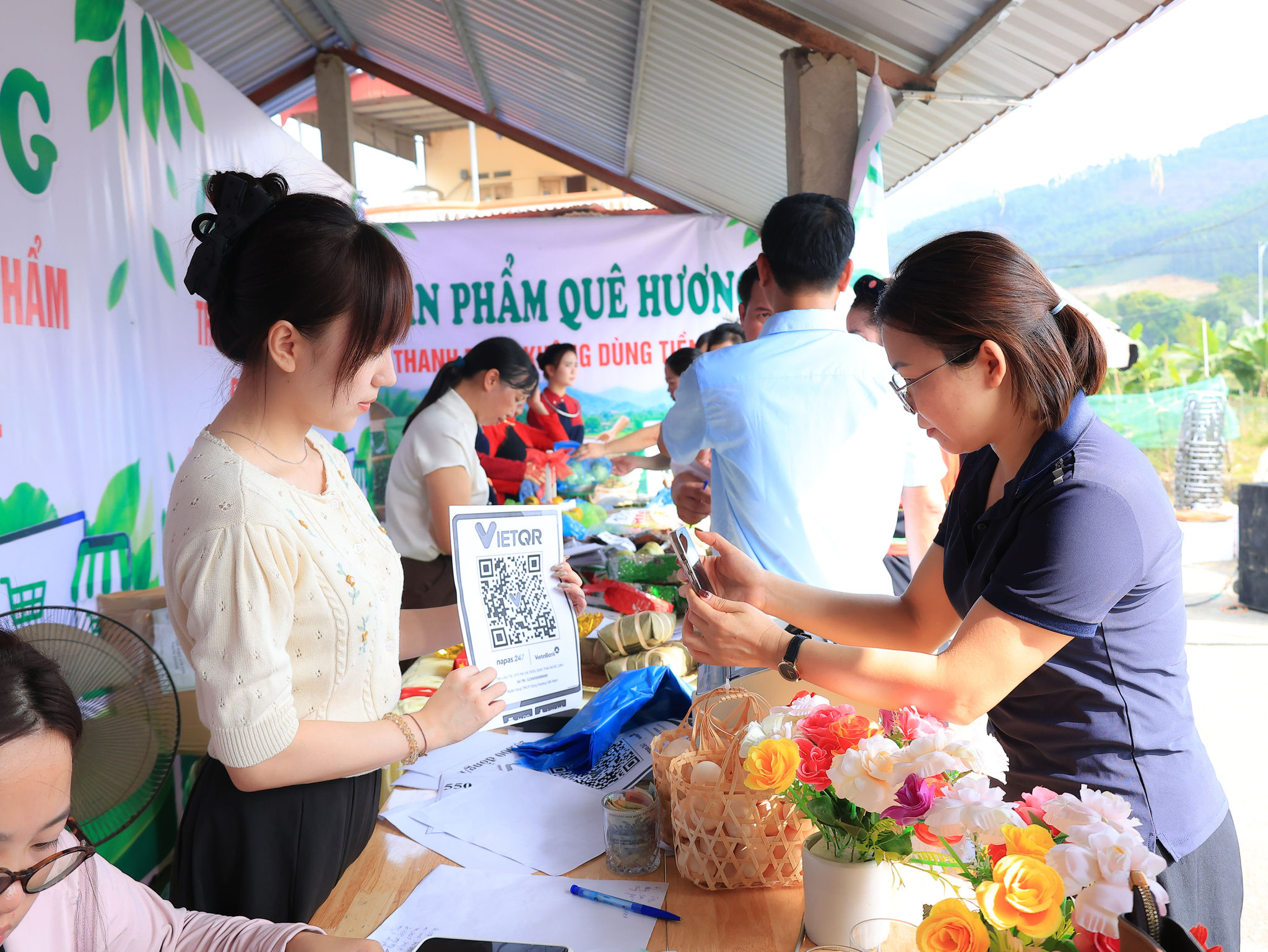 Khách hàng thanh toán bằng hình thức chuyển khoản khi mua hàng tại trực tiếp phiên livetream. Ảnh: xã Nhữ Khê