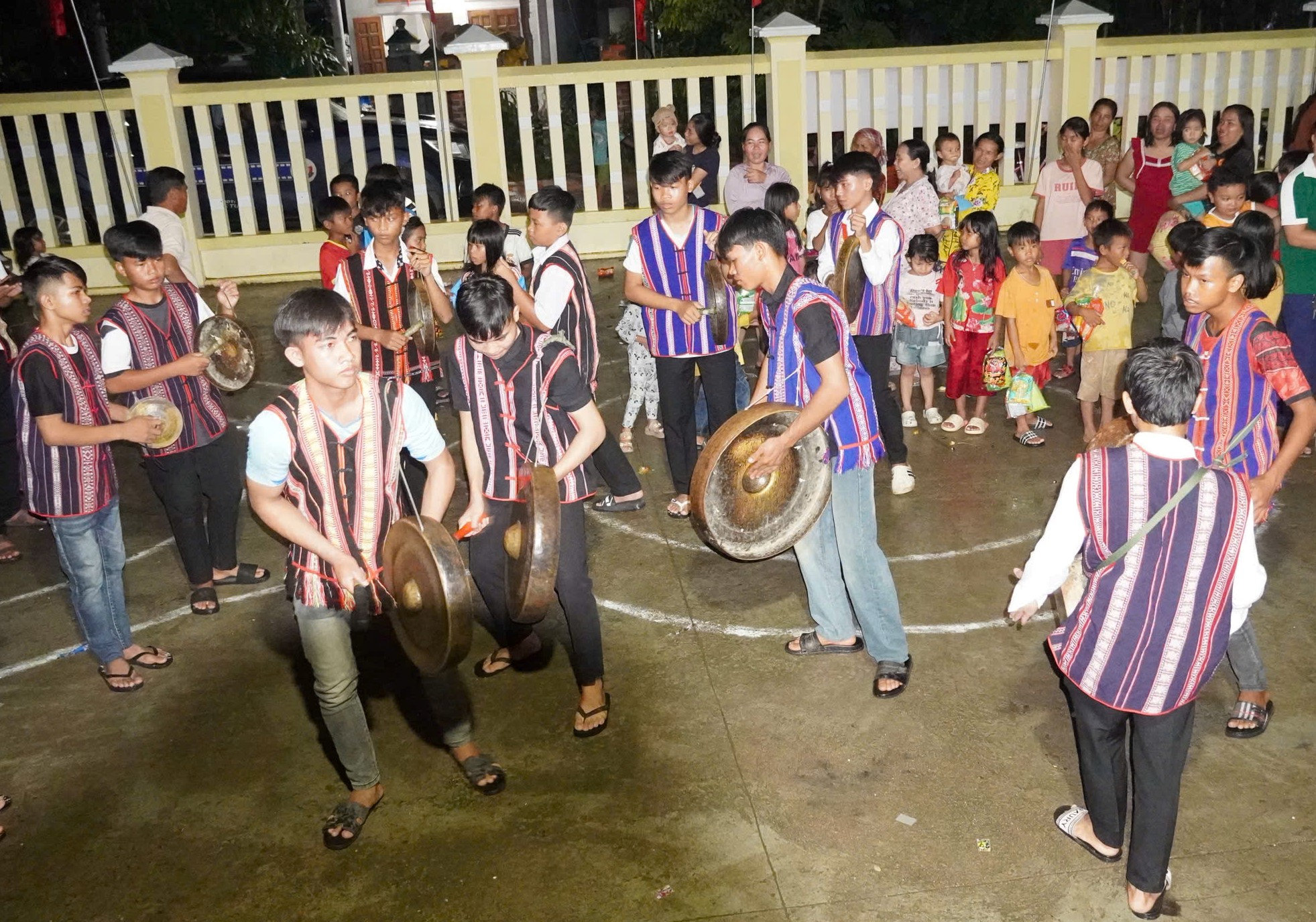Các học viên đã thực hành một số bài chiêng cơ bản trình diễn Trống đôi, Cồng 3, Chiêng 5 và hòa tấu các nhạc cụ