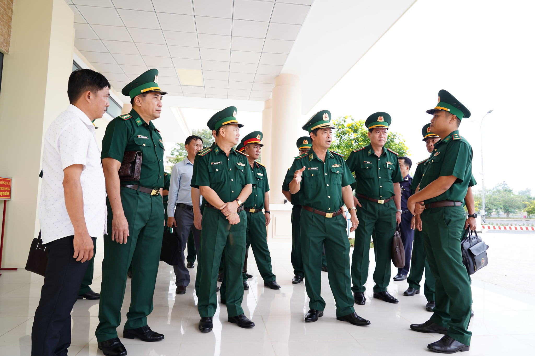 Thiếu tướng Trần Ngọc Hữu, phó Tư lệnh BĐBP cùng đoàn công tác khảo sát các vị trí chung quanh khu liên hợp cửa khẩu Khánh Bình