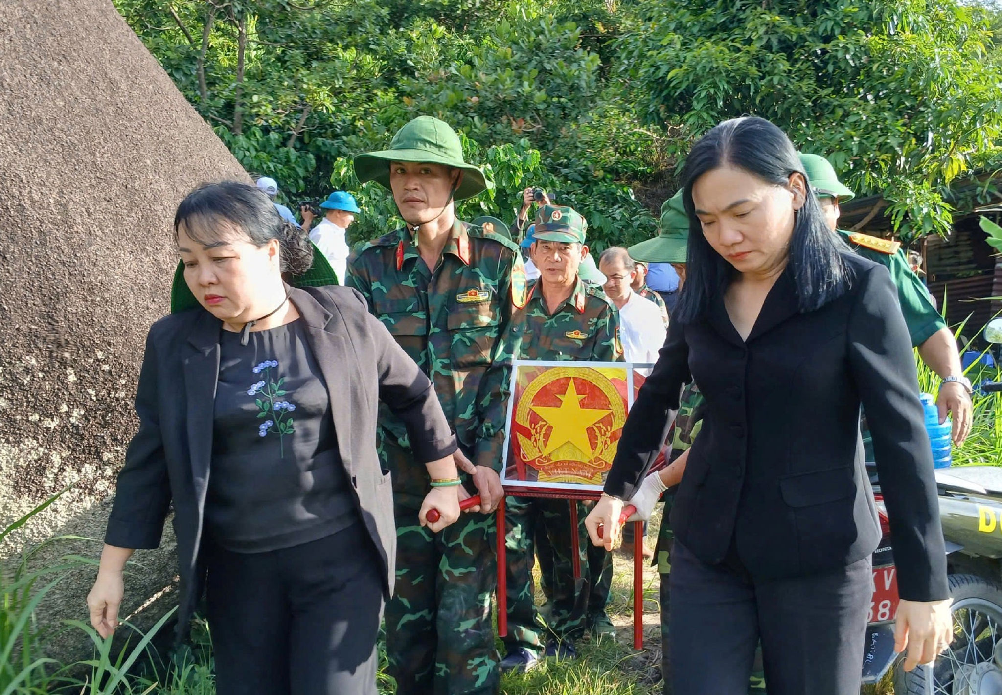 Bà Cao Thị Hòa An (bên trái), Ủy viên Trung ương Đảng, Phó Bí thư Thường trực Tỉnh ủy, Chủ tịch HĐND tỉnh Đắk Lắk đưa liệt sĩ về nghĩa trang