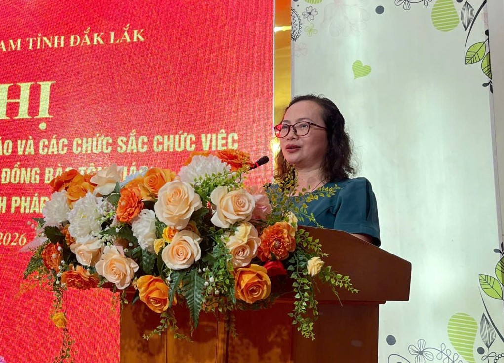Bà Phạm Thị Ngọc Tuyết - Phó Chủ tịch Ủy ban MTTQ Việt Nam tỉnh Đắk Lắk phát biểu tại hội nghị