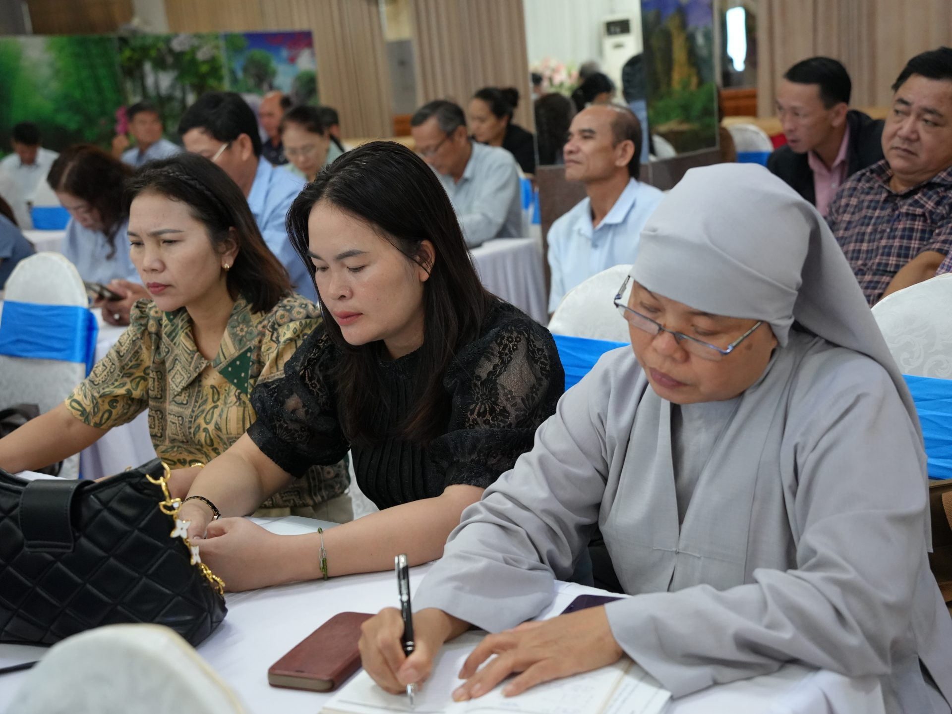 Cán bộ Mặt trận xã, chức sắc, chức việc, nhà tu hành tham dự hội nghị