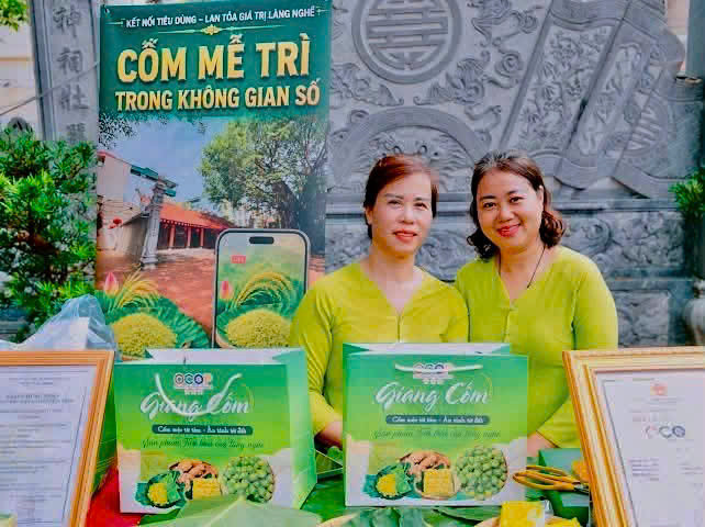 Cốm Mễ Trì được đưa lên các nền tảng bán hàng trực tuyến, mở rộng kênh tiếp cận người tiêu dùng. Ảnh: NVCC