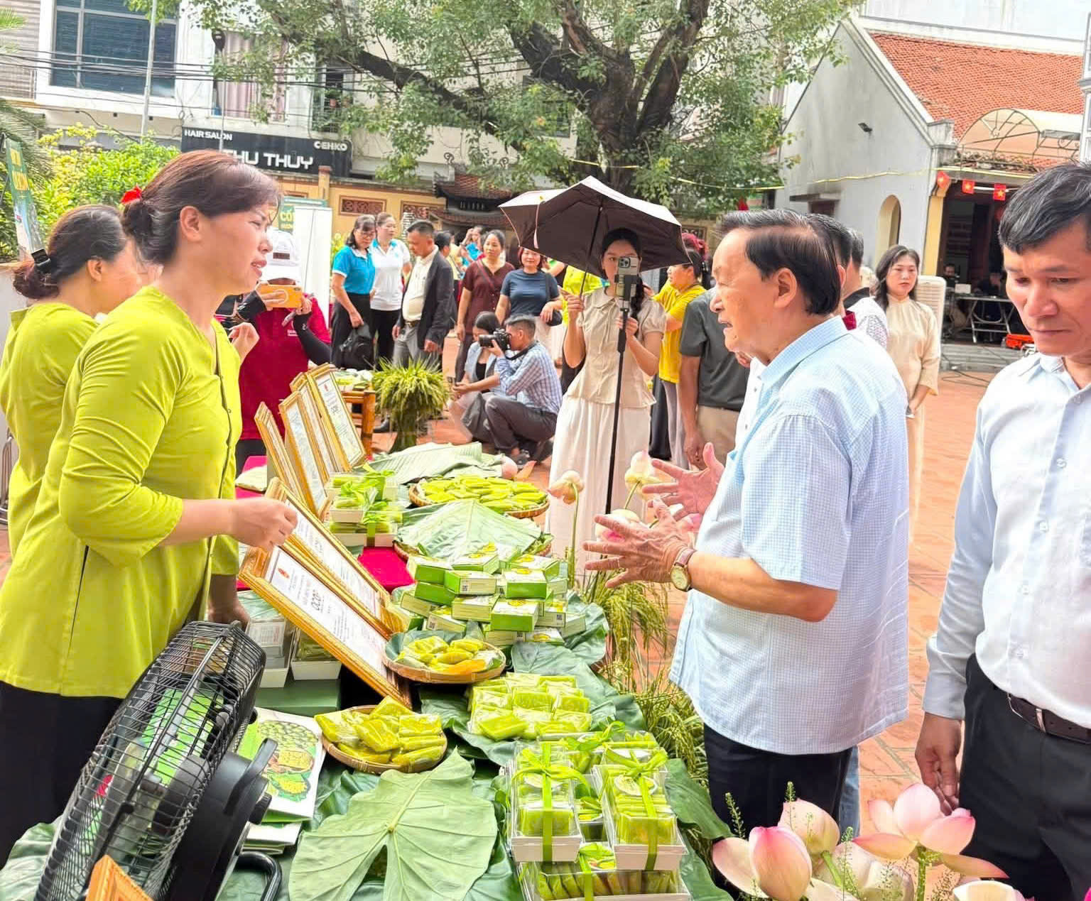Chị Lê Thị Thúy Giang giới thiệu các sản phẩm cốm Mễ Trì tại gian hàng. Ảnh: NVCC