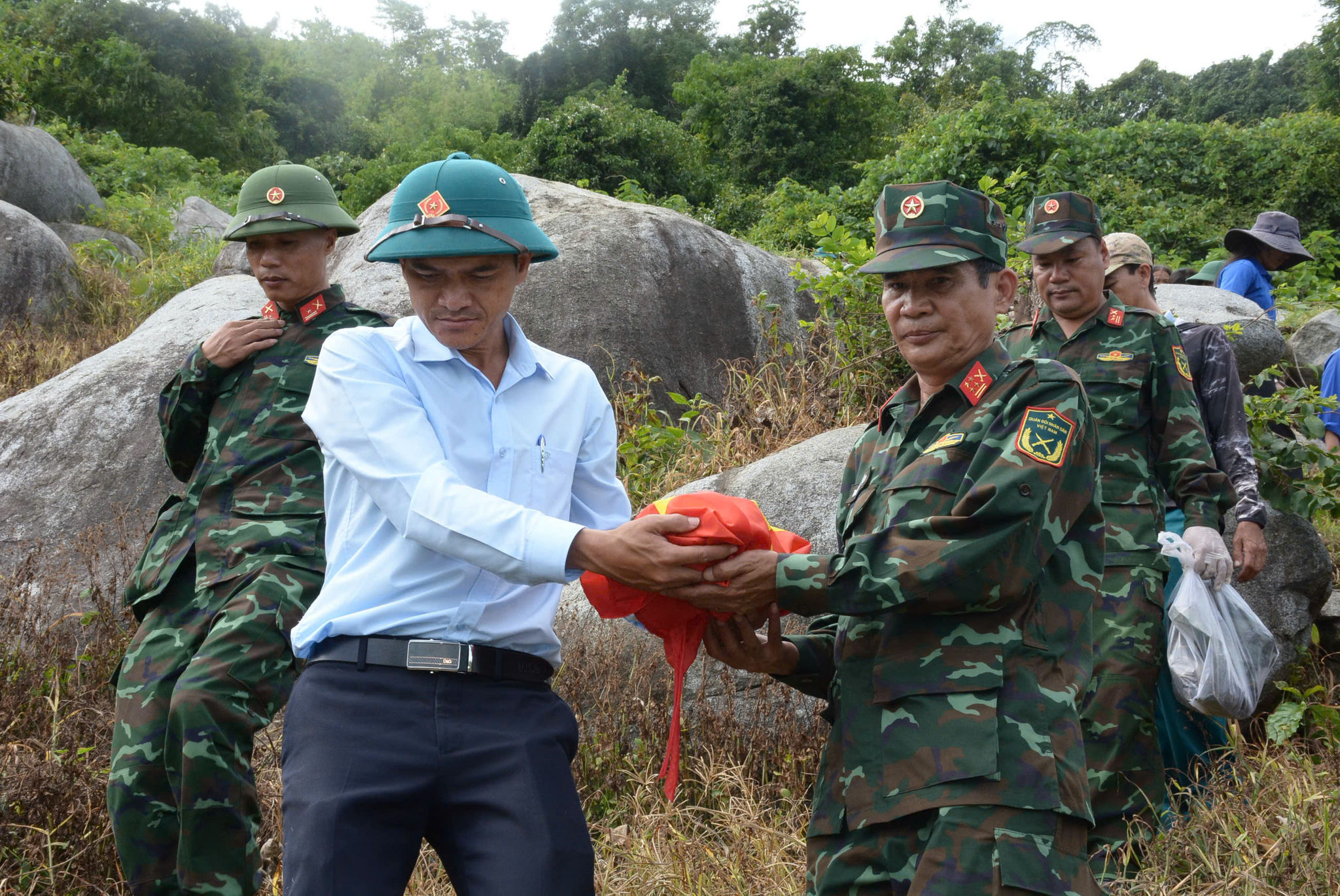Đội K51 lãnh đạo xã Cư Pui đưa liệt sĩ được tìm thấy trong hang đã về nghĩa trang