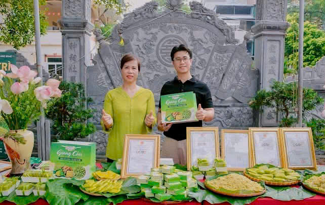 Gia đình chị Lê Thị Thúy Giang có 4 đời làm cốm ở Mễ Trì. Ảnh: NVCC