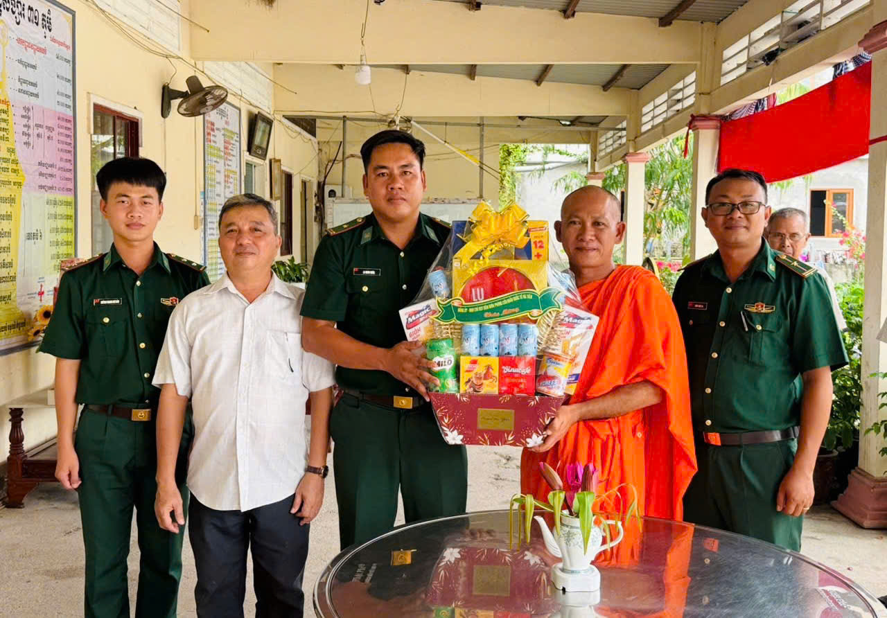 Đại diện Đồn biên phòng Cửa khẩu Quốc tế Hà Tiên trao qùa mừng Sene Dolta đến Đại đức Chau Bện. Ảnh: Minh Nhoà