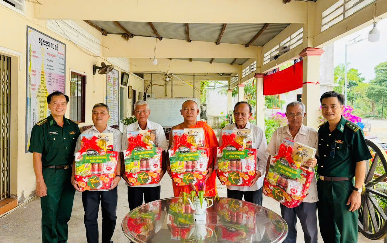 Thăm, chúc mừng đồng bào Khmer dịp Lễ Sene Dolta khu vực biên giới 
