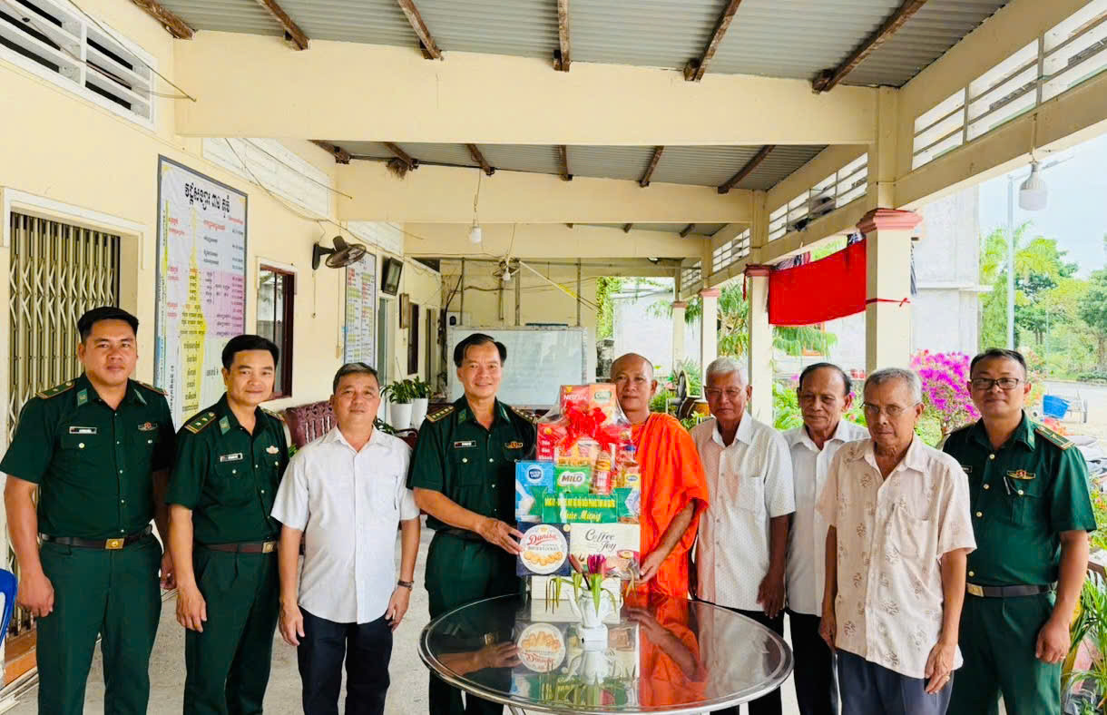 Đoàn công tác trao quà đến trụ trì chùa Xà Xía và Người có uy tín trên địa bàn phường Hà Tiên. Ảnh: Minh Nhoà