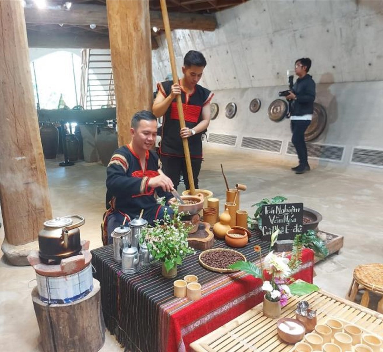 Cà phê sữa đá Việt Nam được TasteAtlas xếp thứ 10 trong danh sách 100 đồ uống ngon nhất châu Á. Ảnh: Bảo Anh