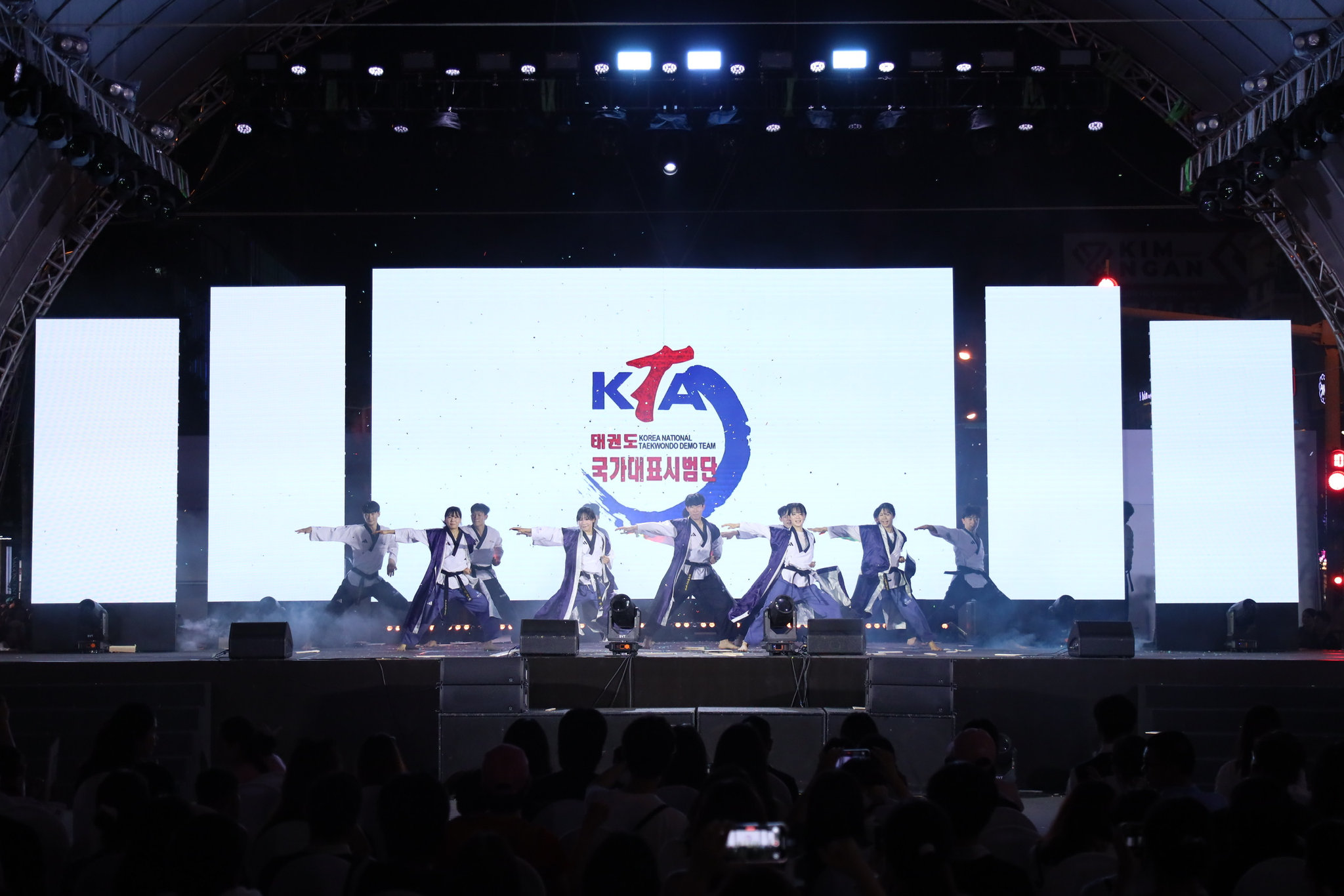 Màn biểu diễn Taekwondo của đội tuyển quốc gia Hàn Quốc là điểm nhấn tại Ngày Văn hóa Việt Nam – Hàn Quốc ở Phú Quốc. Ảnh: Việt Hà
