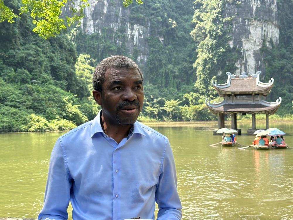 Ông Lazare Eloundou Assomo, Giám đốc Trung tâm Di sản Thế giới UNESCO, chia sẻ tại buổi tham quan.