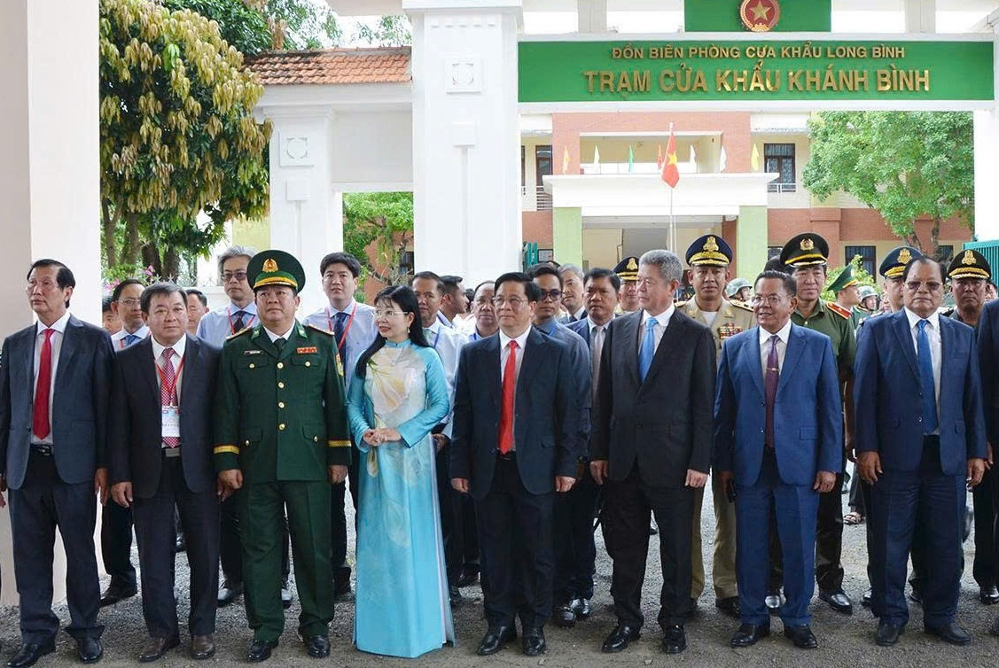 Các đại biểu chứng kiến thông quan tại Trạm biên phòng phía Việt Nam sau khi cắt băng khai trương.