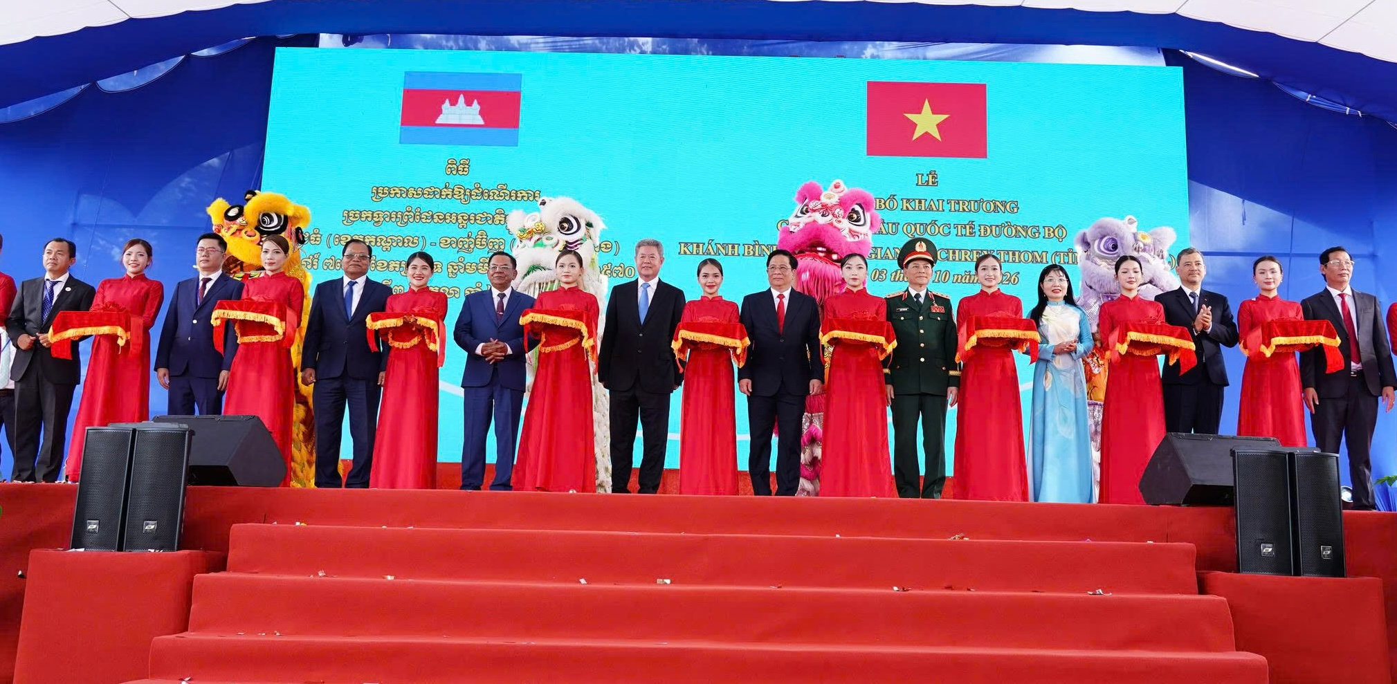 Các đại biểu thực hiện nghi thức cắt băng khai trương cặp cửa khẩu đường bộ Khánh Bình - Chrey Thom
