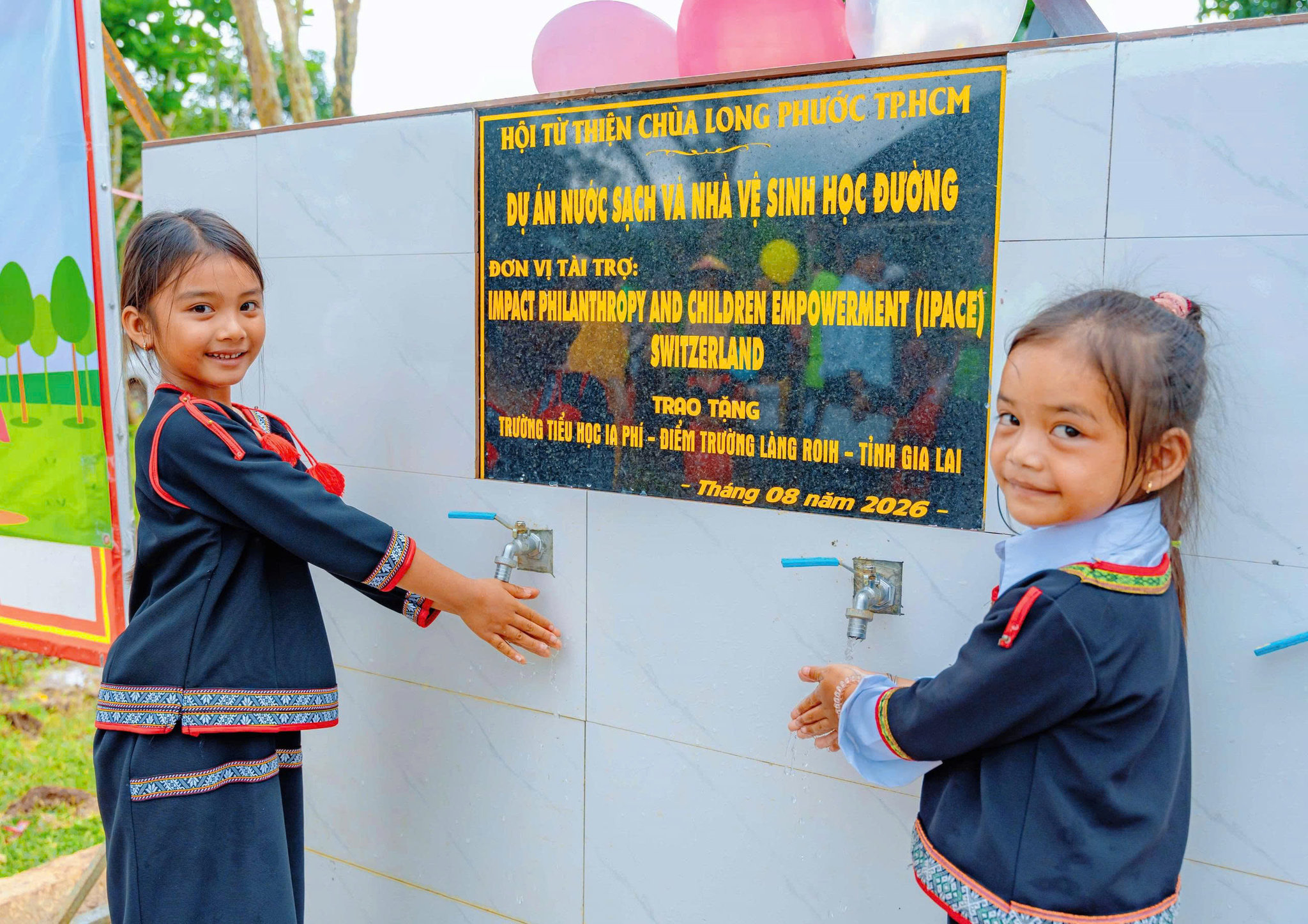 Giếng nước mới giúp học sinh điểm trường làng Roih thuận tiện hơn trong sinh hoạt hằng ngày. Ảnh Ngọc Duy