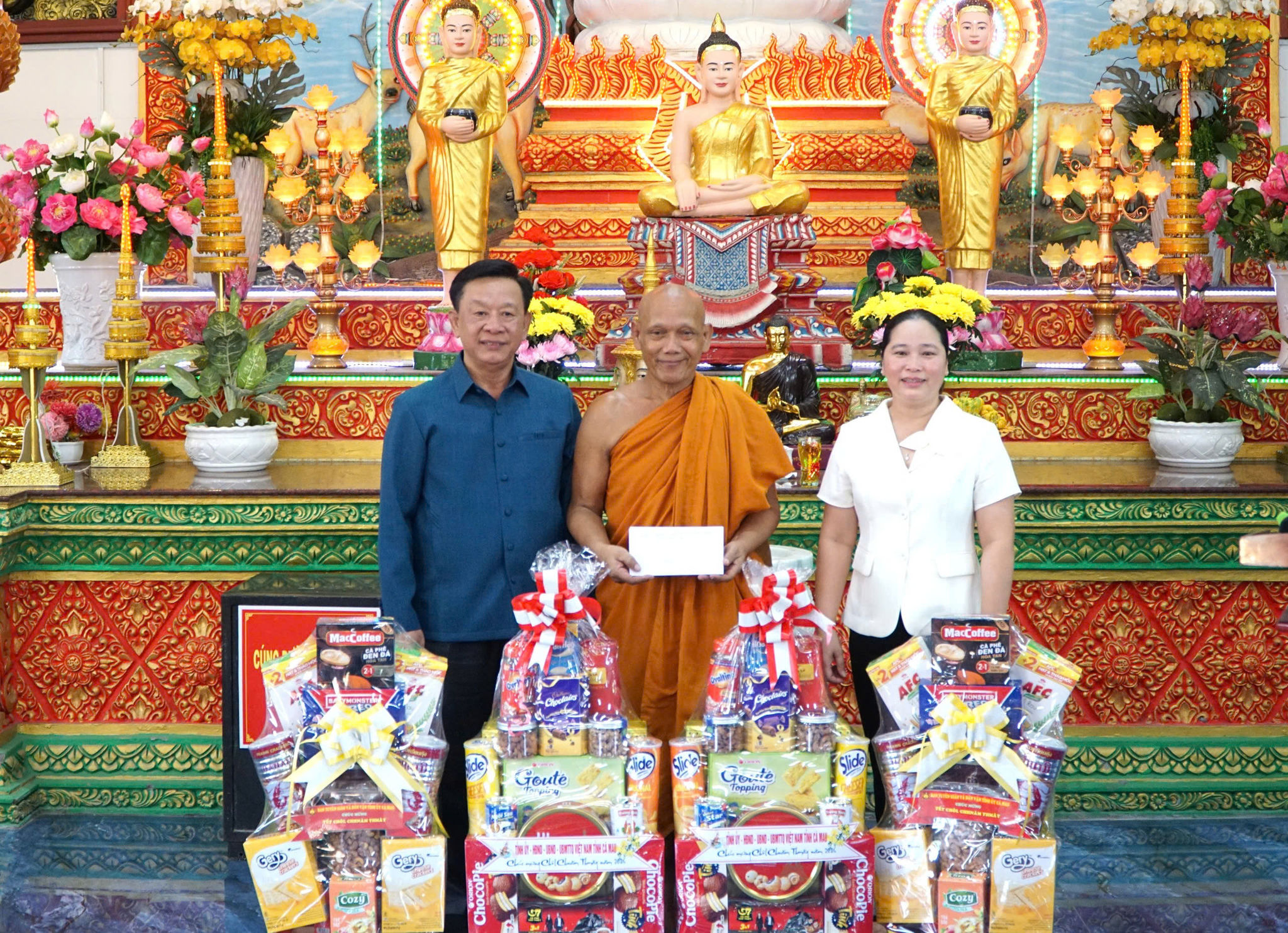 Ông Hồ Trung Việt, Trưởng ban Tuyên giáo Tỉnh ủy đến thăm, tặng quà đến hoà thượng Thạch là Người có uy tín nhân dịp Tết Chôl Chnăm Thmây năm 2026. Ảnh: Như Tâm