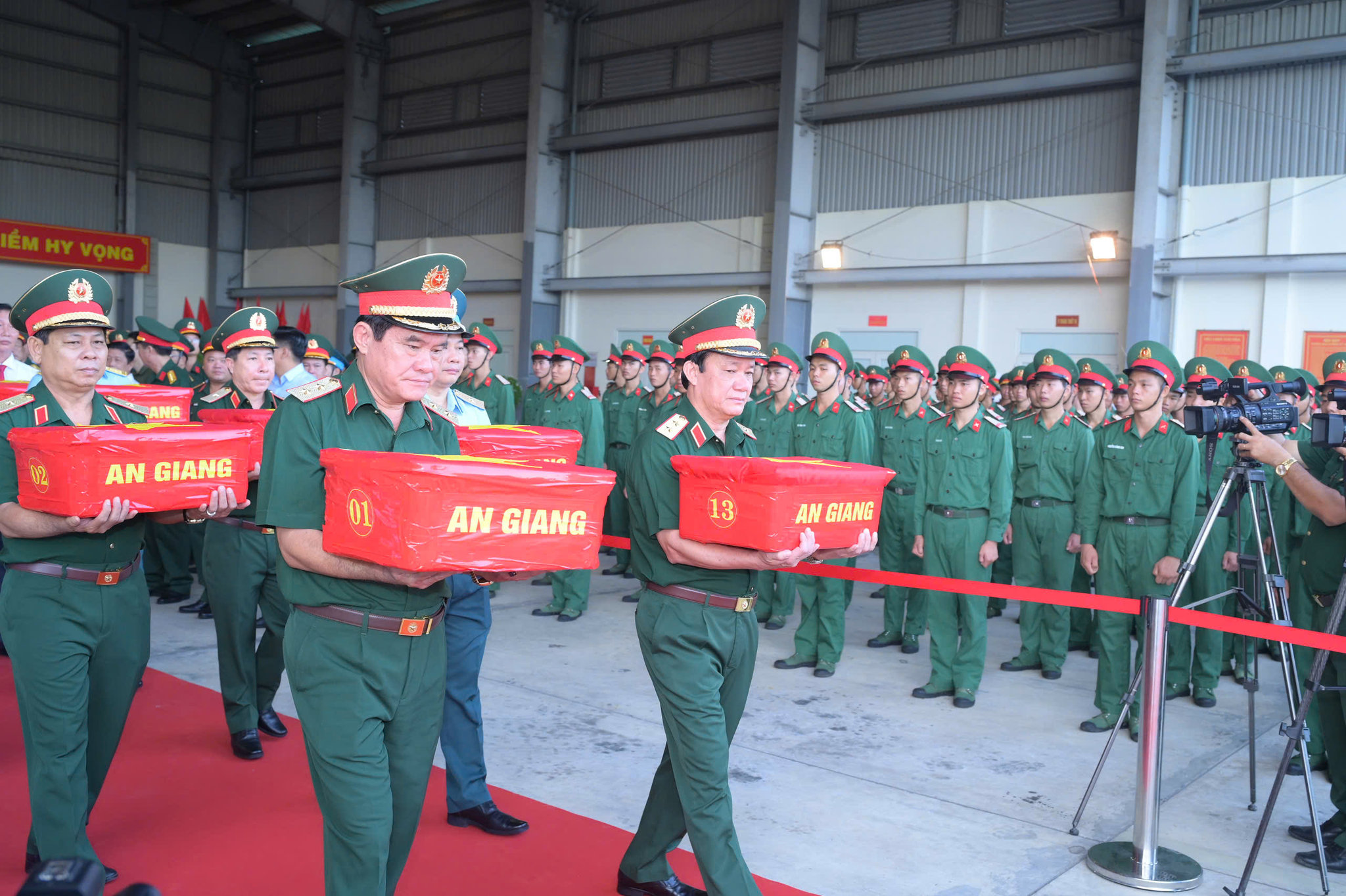 Chuyến bay chở hy vọng tìm lại tên cho hơn 15.000 liệt sĩ 