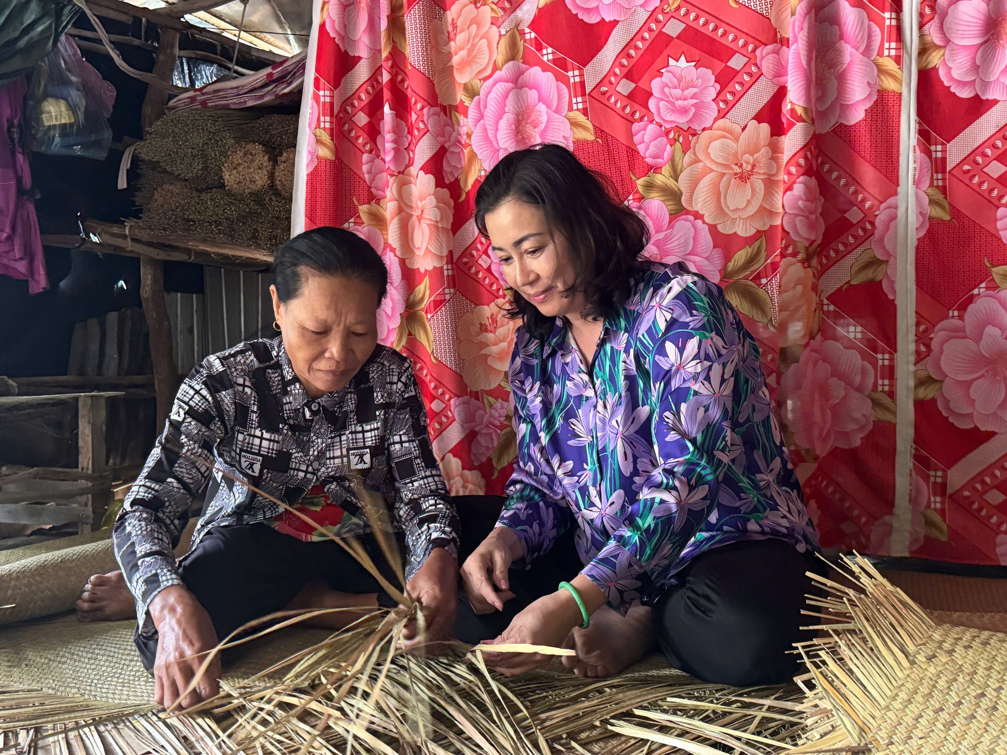 Bà Pích ( bên trái): Nam và nữ bình đẳng về cơ hội việc làm, dù hoàn cảnh nào các chế độ lao động phụ nữ đều được xem xét thừa hưởng như nam giới. Ảnh: Như Tâm