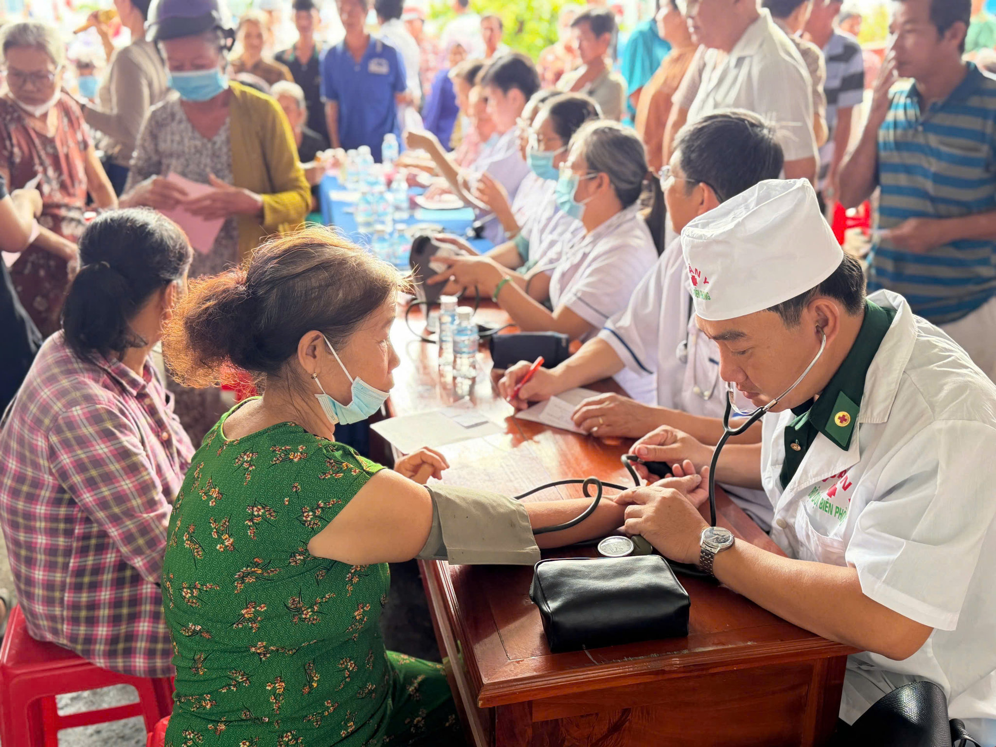 Quân y Bộ đội Biên phòng tỉnh An Giang, thăm, khám bệnh cho đồng bào khu vực biên giới. Ảnh: Tiến Vinh